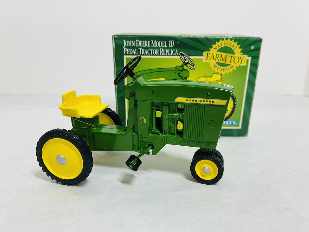 Lot 167: ERTL 1/8 JD MODEL 10 PEDAL TRACTOR