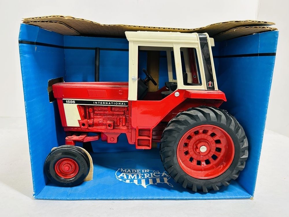 Lot 204: ERTL 1/16 FARM COUNTRY IH 1586 TRACTOR WITH CAB
