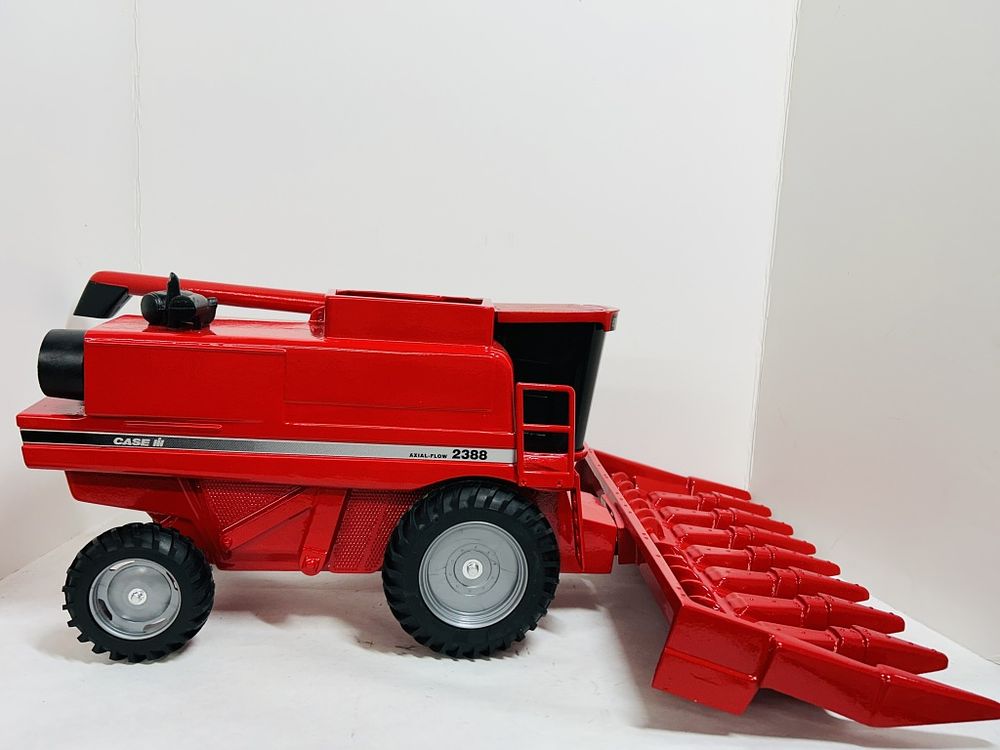 Lot 211: VERY LARGE 1/16 INTERNATIONAL AXIAL FLOW COMBINE