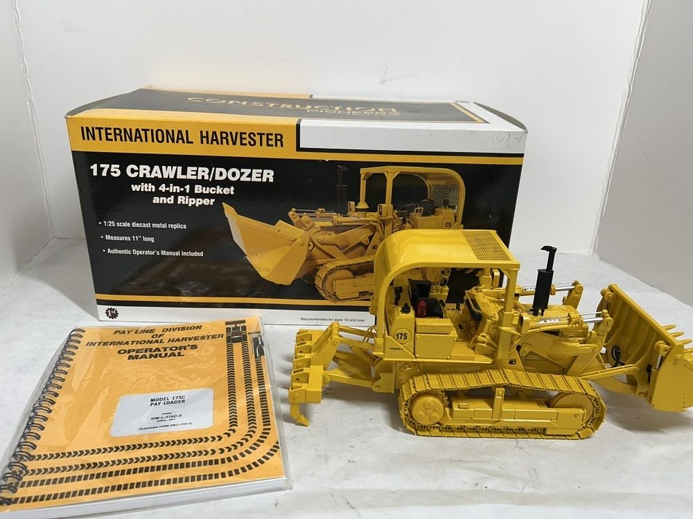 Lot 248: 1ST GEAR 1/25 IH 175 CRAWLER/DOZER HIGHLY DETIALED