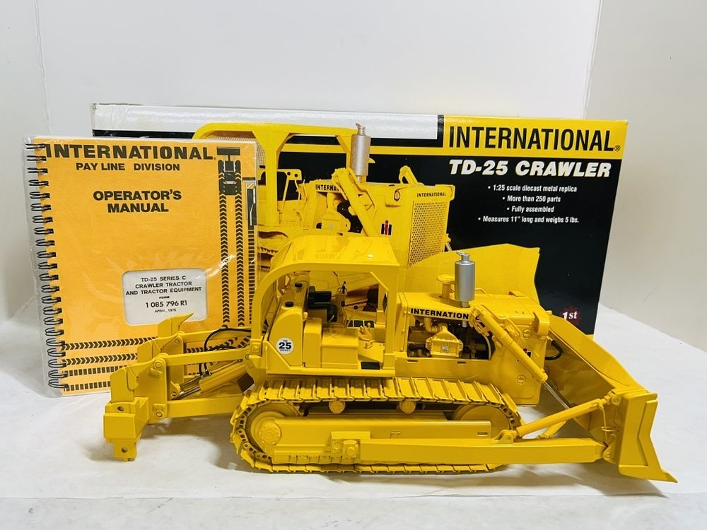 Lot 249: INTERNATIONAL TD-5 CRAWLER 1/25 HIGHLY DETIALED