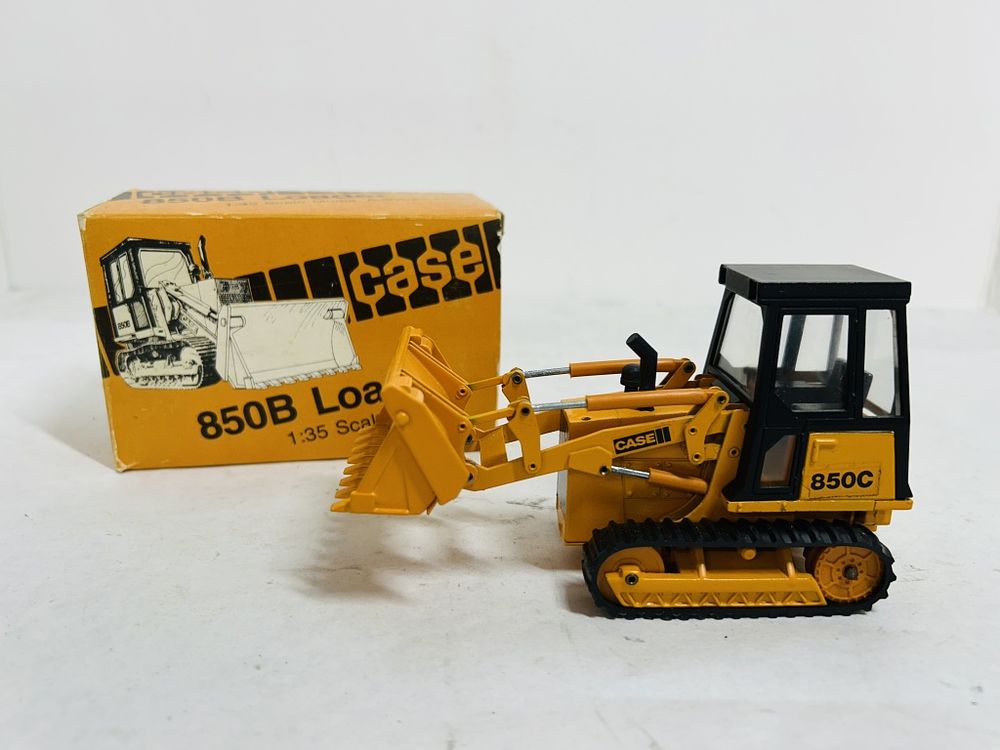 Lot 253: CASE 850B LOADER 1/35 DIECAST