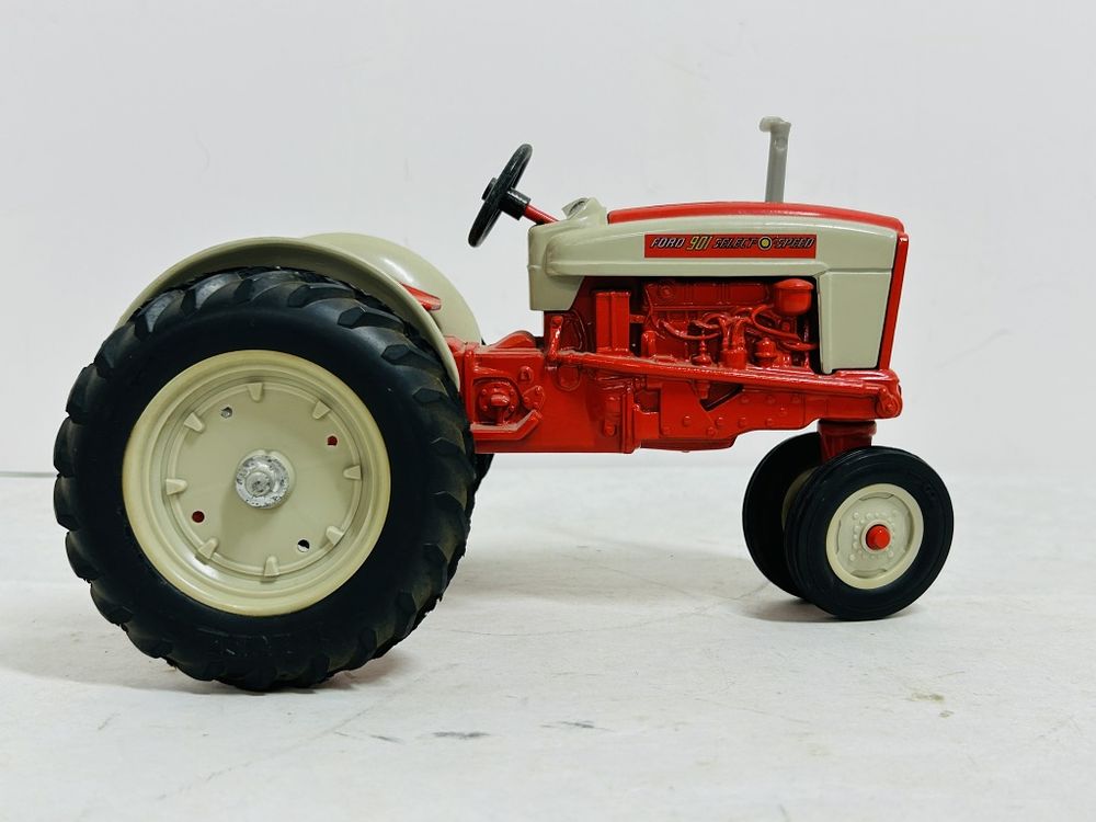 Lot 385: ERTL FORD J901 SELECT O SPEED NF TRACTOR