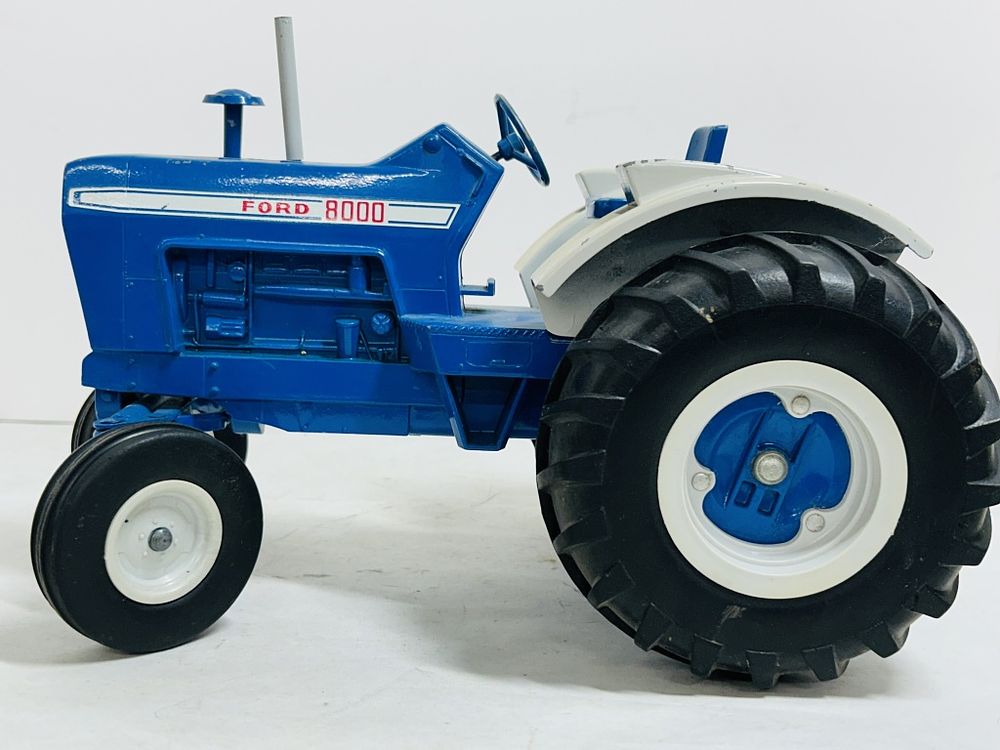 Lot 387: ERTL FORD 8000 1/12 SCALE