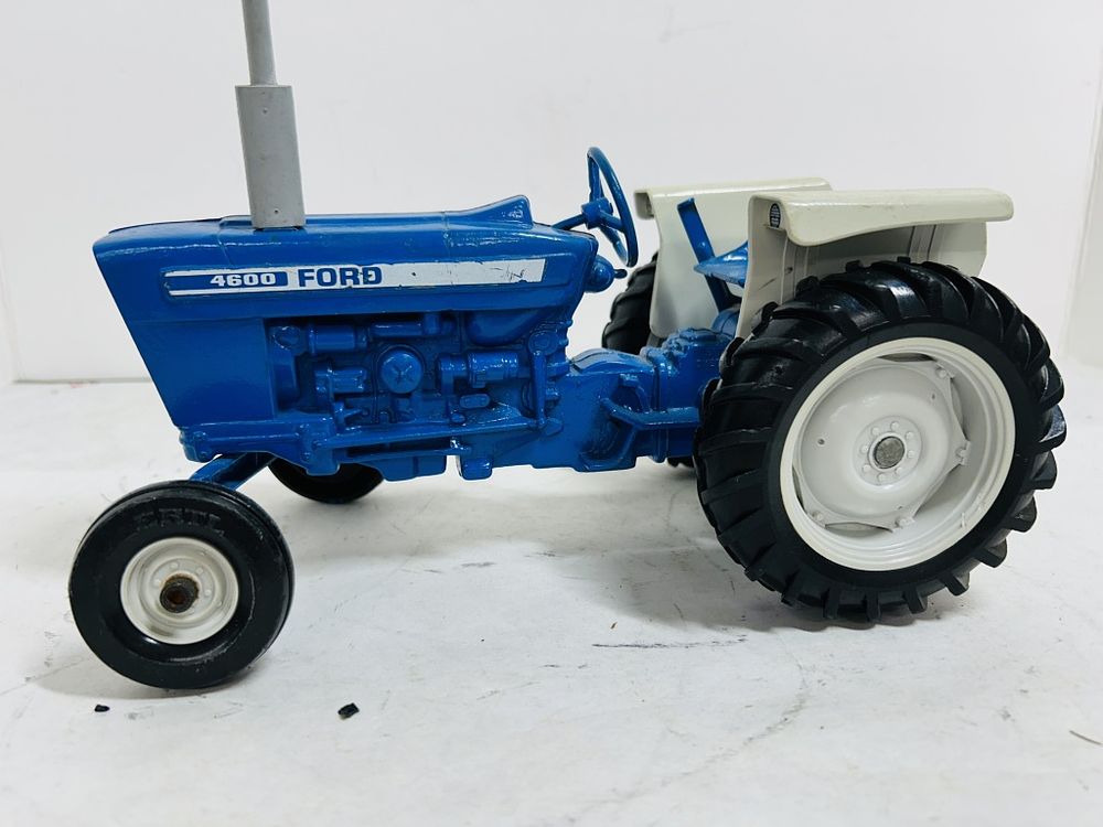 Lot 391: ERTL 1/16 FORD 4600 WF TRACTOR