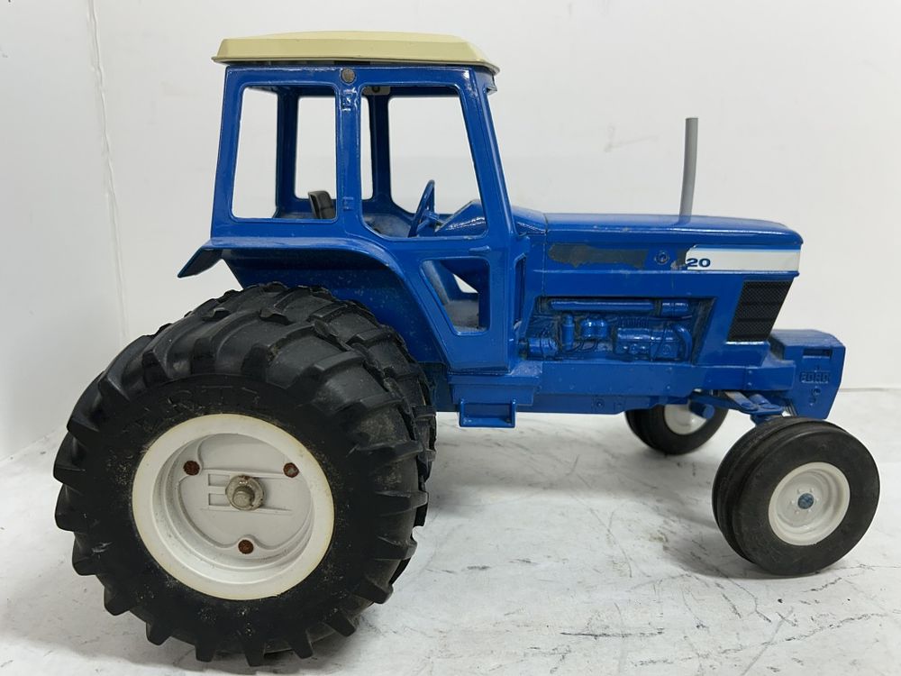 Lot 398: ERTL 1/16 FORD WF CAB TRACTOR