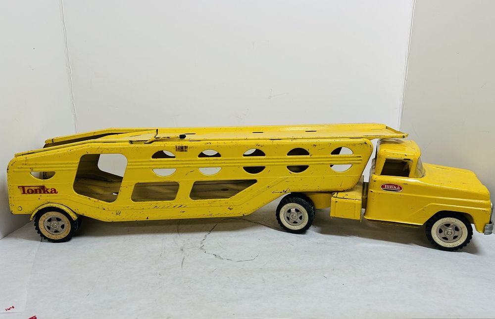 Lot 435: TONKA CAR HAULER YELLOW