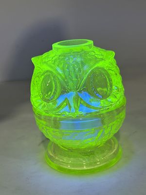 FENTON URANIUM OWL FAIRY LAMP. .