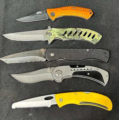 Assorted Folding Pocket Knives Including Gerber and Frost Cutlery. A collection of fifteen 