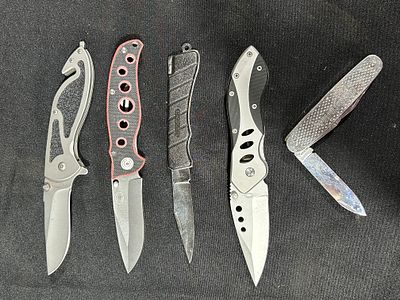 Modern Folding Pocket Knives Including Frost Cutlery and Sheffield. A collection of five modern 