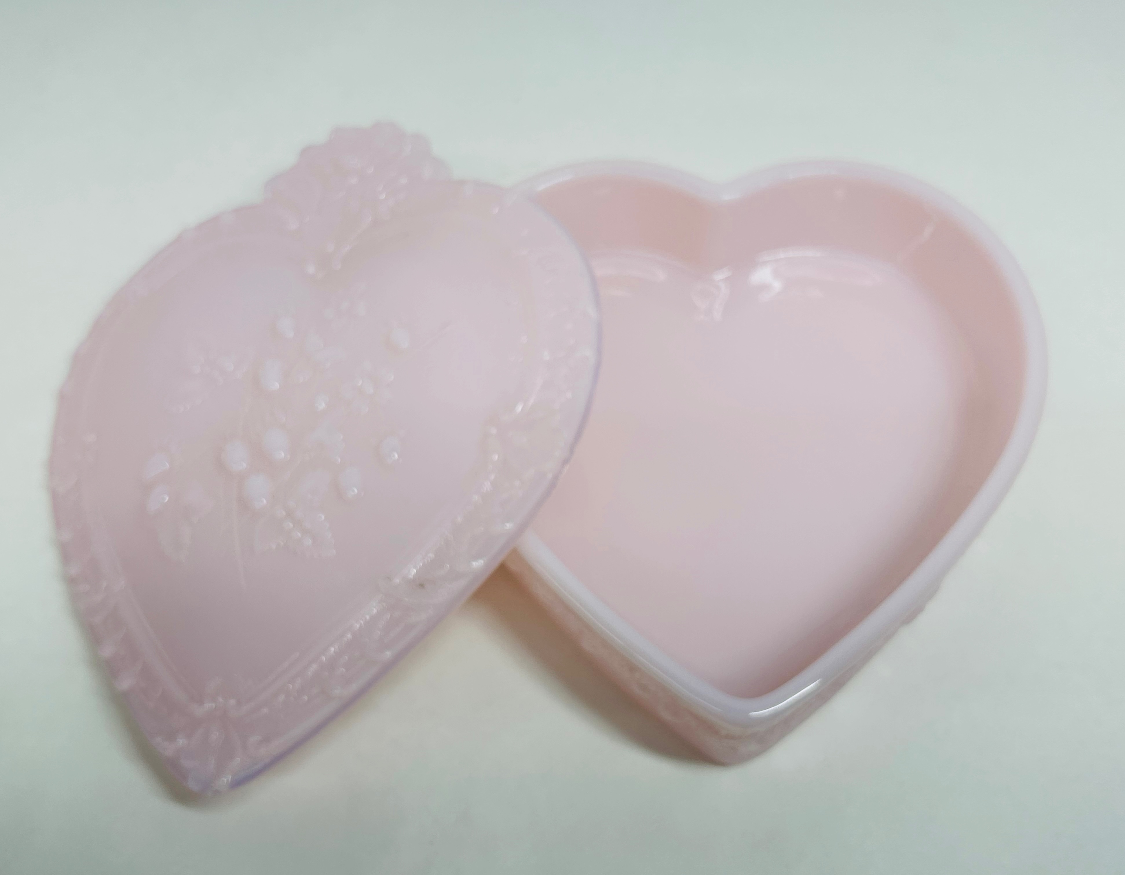 MOSSER PINK TUSCAN GLASS HEART BOX