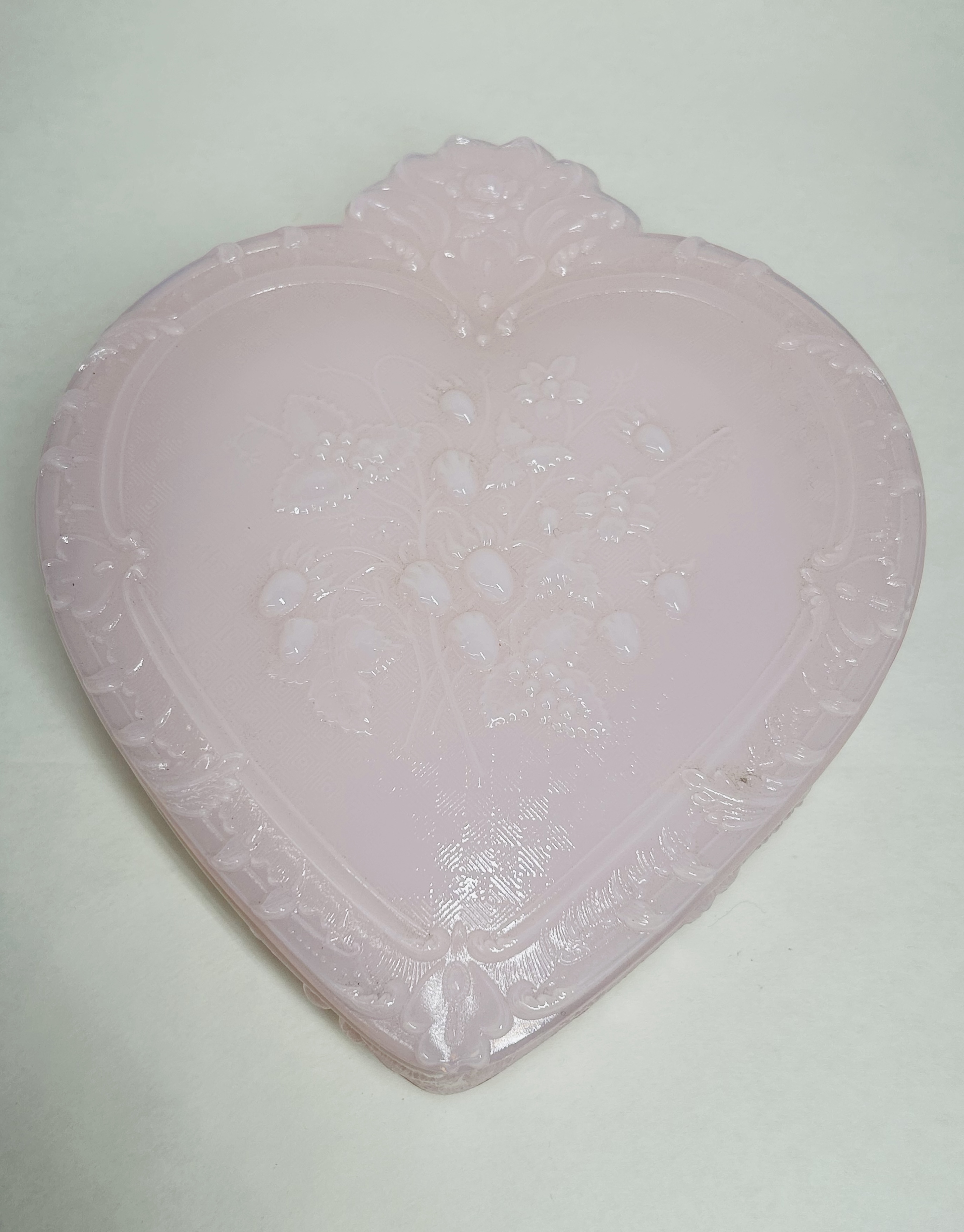 MOSSER PINK TUSCAN GLASS HEART BOX