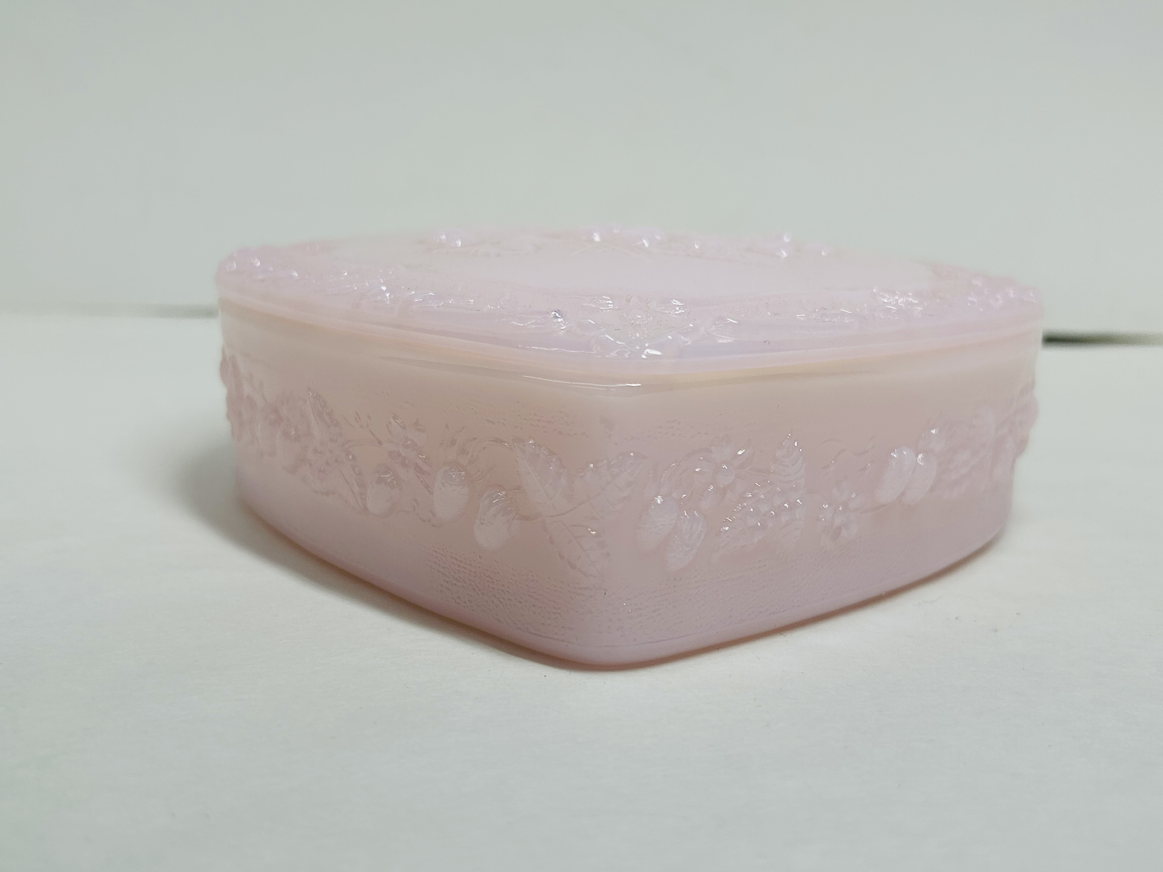 MOSSER PINK TUSCAN GLASS HEART BOX