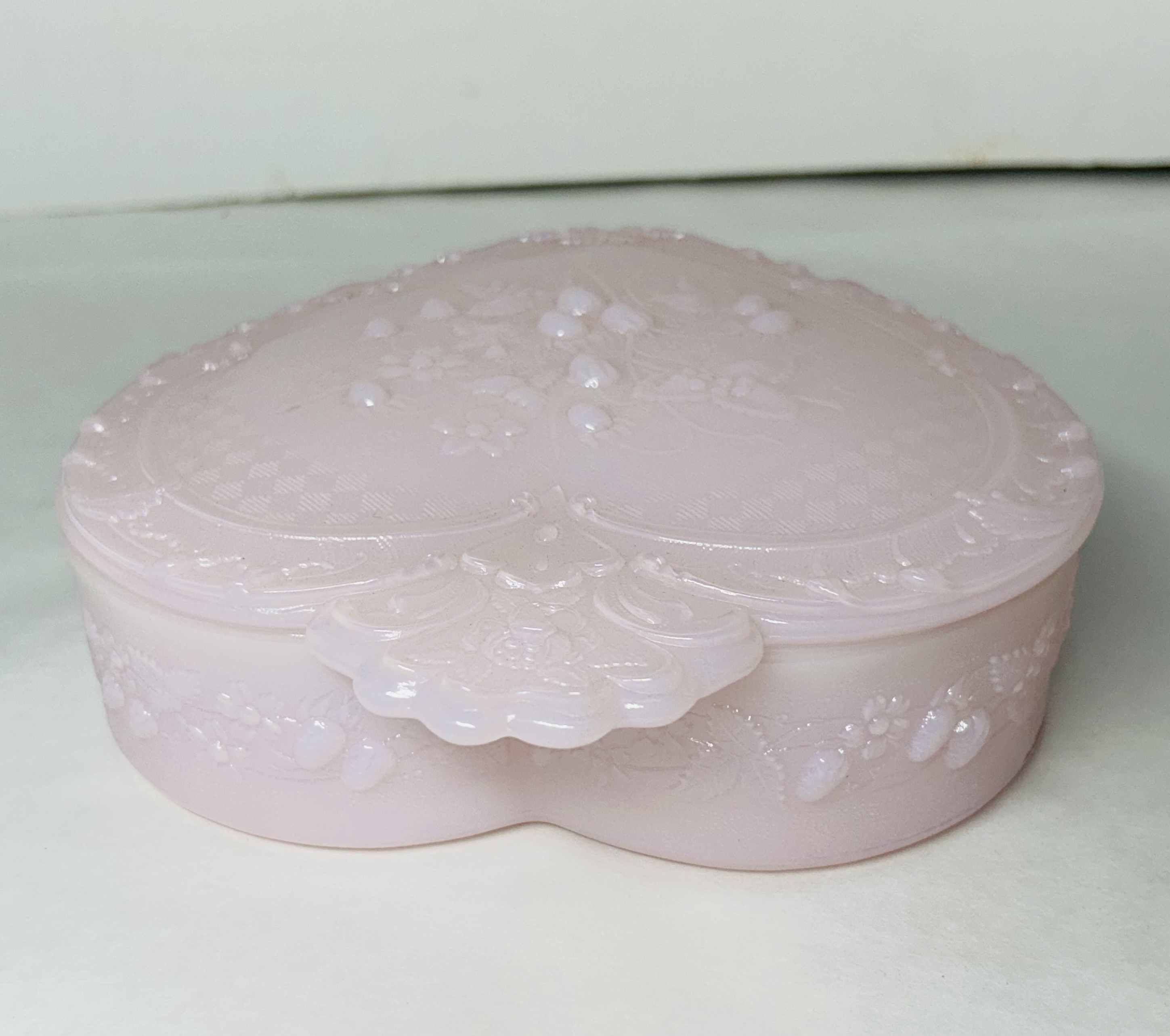 MOSSER PINK TUSCAN GLASS HEART BOX