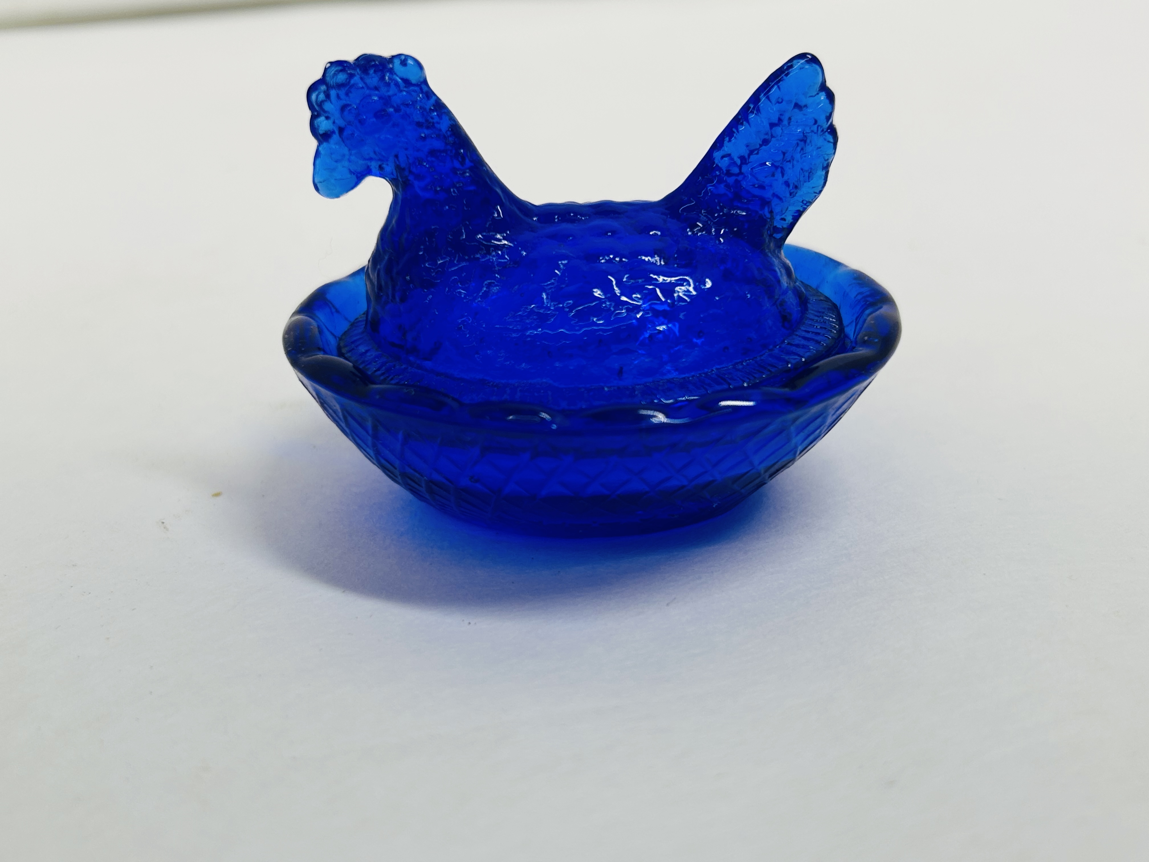 COBALT GLASS MINIATURE HEN, CIRCA 1980