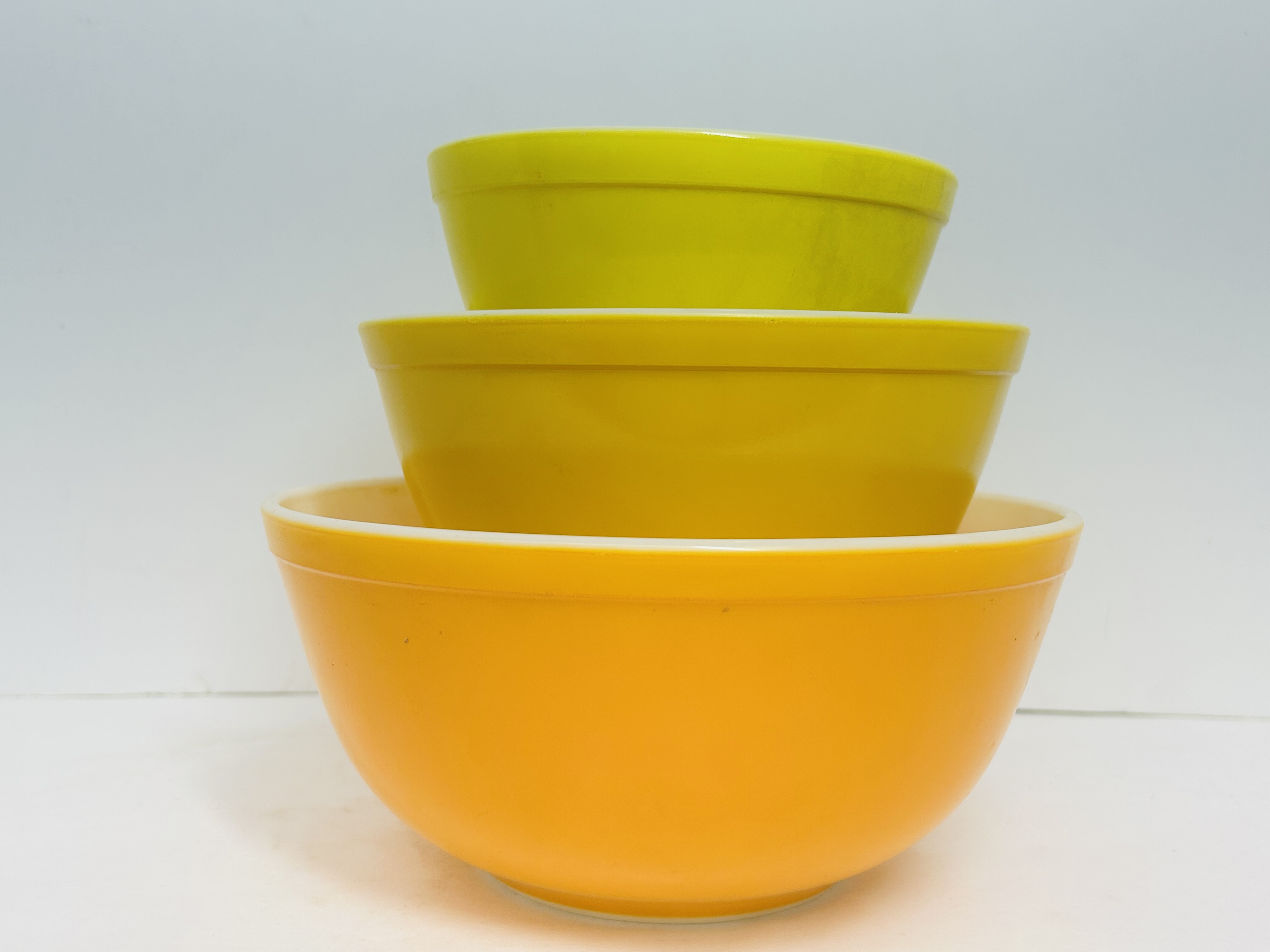 PYREX GRADUATED OPAL GLASS BOWLS, C. 1960