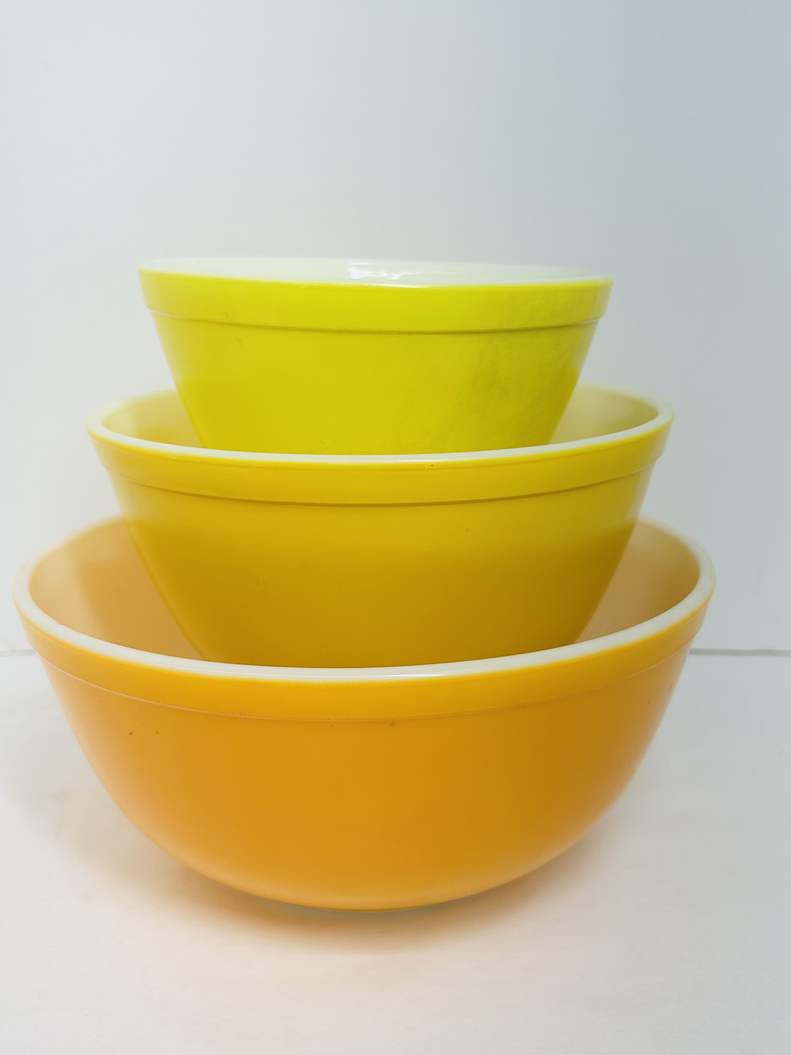 PYREX GRADUATED OPAL GLASS BOWLS, C. 1960