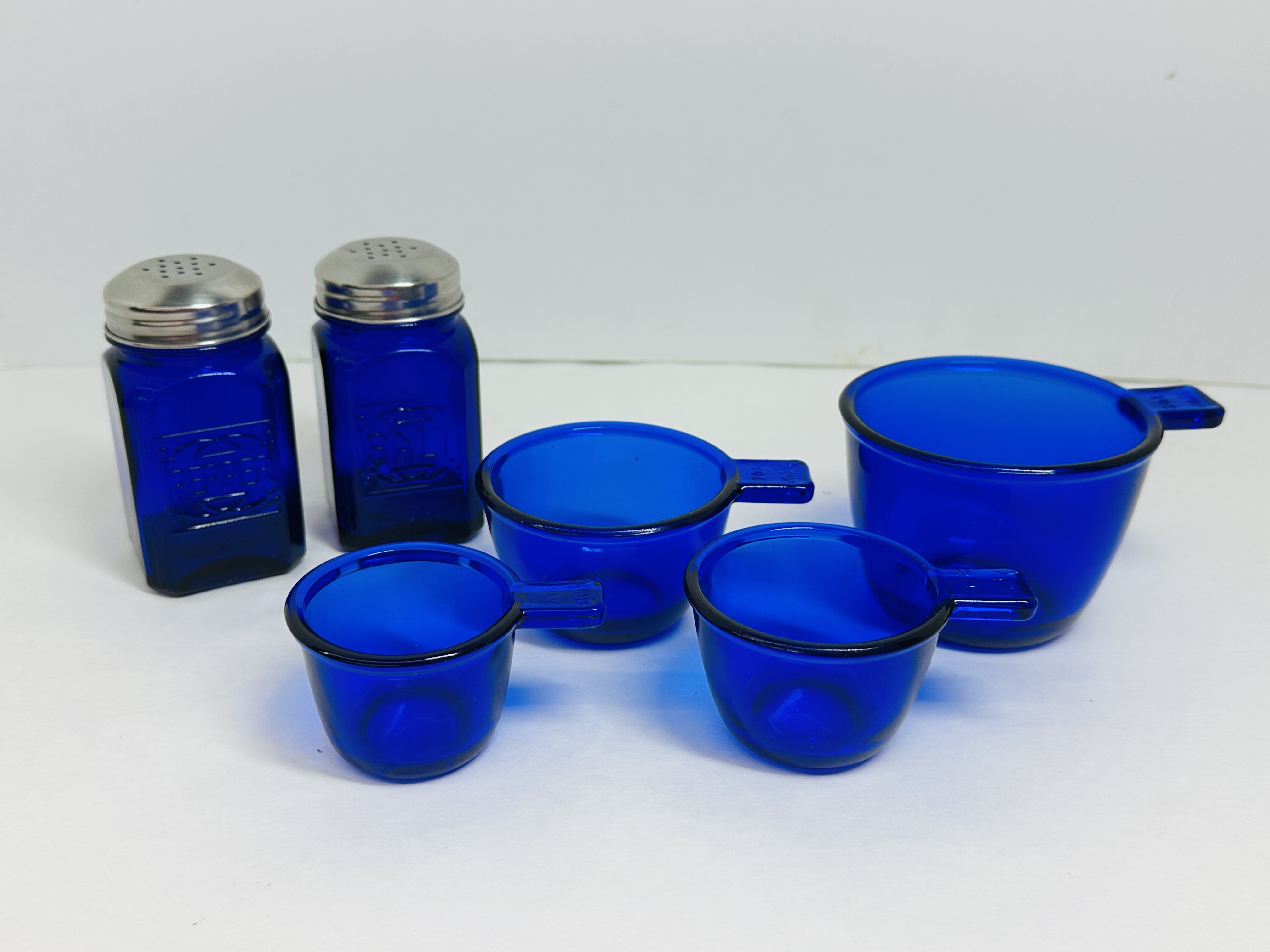 A COLLECTION OF COBALT BLUE GLASS KITCHENWARE