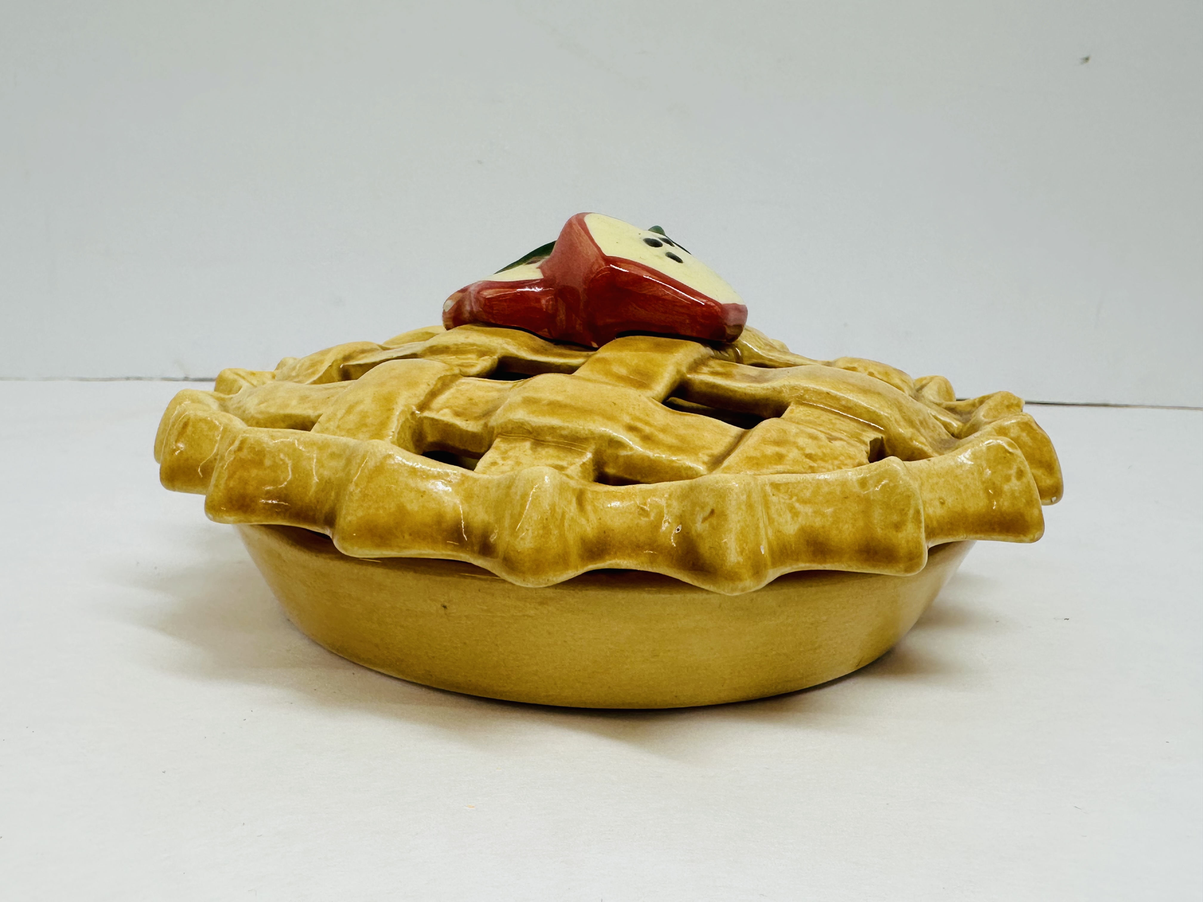 VINTAGE CERAMIC APPLE PIE DISH