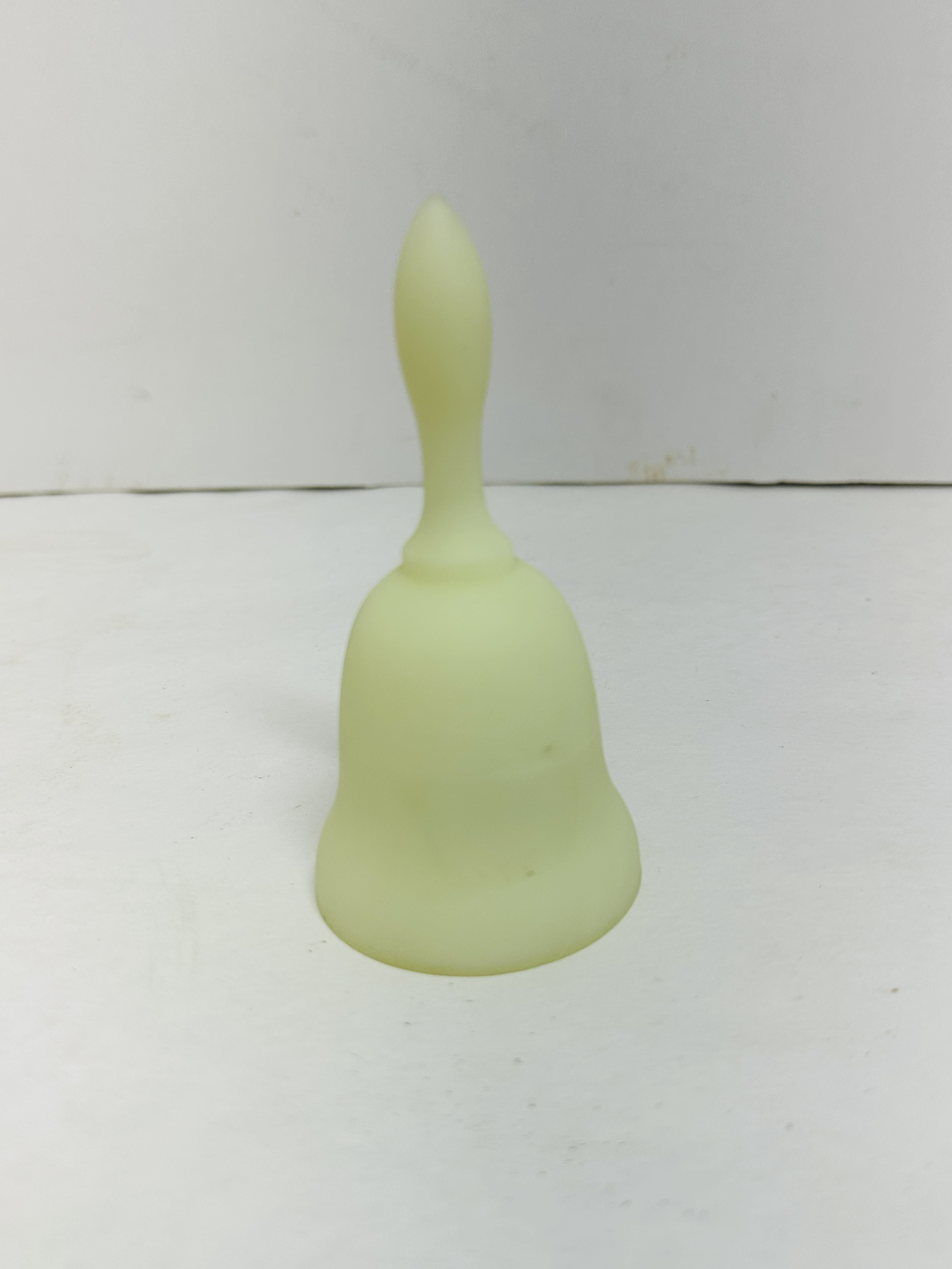 FENTON BELL AND OTHER GLASSWARE, MID-20TH CENTURY