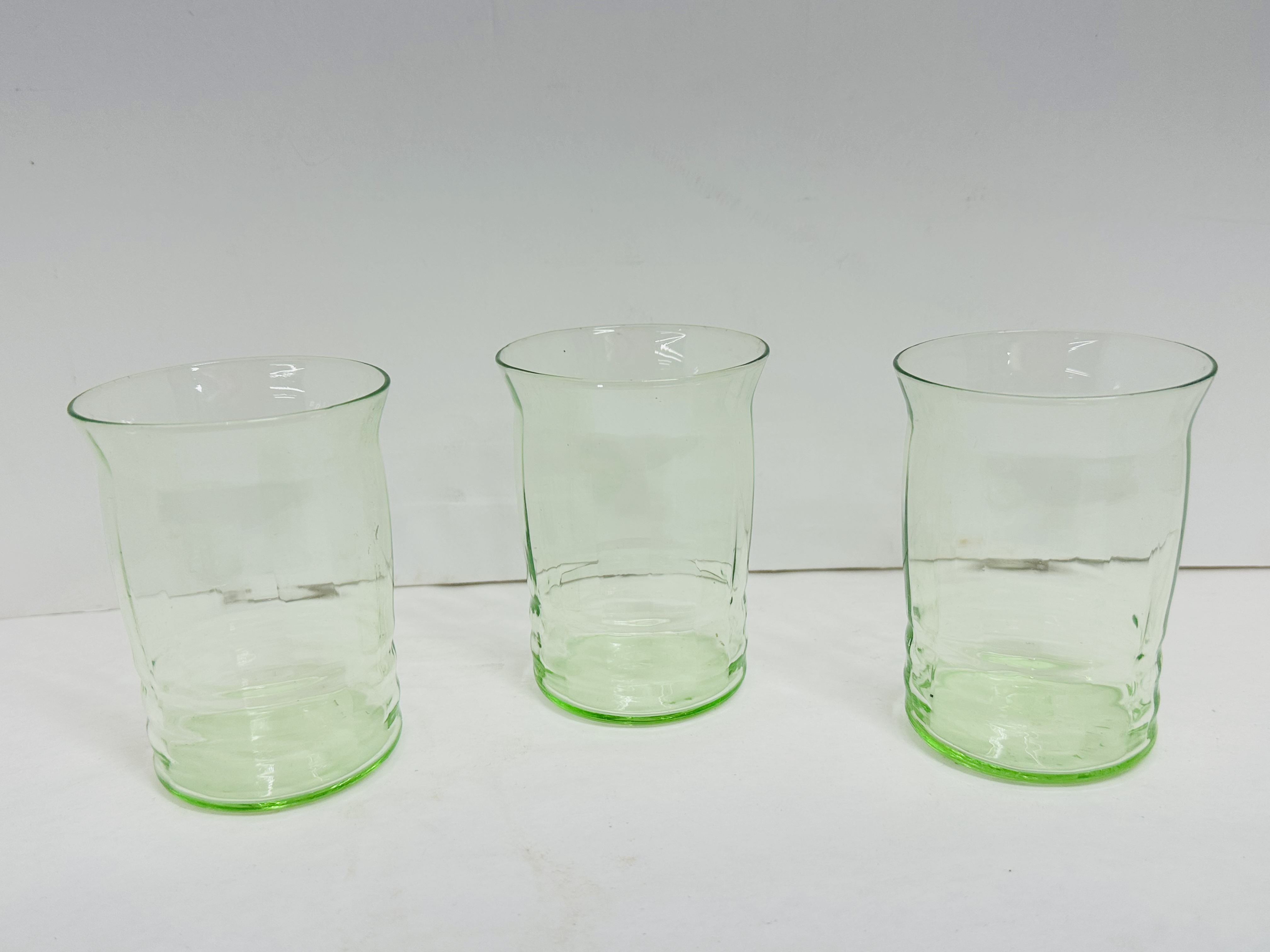 GREEN URANIUM GLASS TABLEWARE, CIRCA 1930