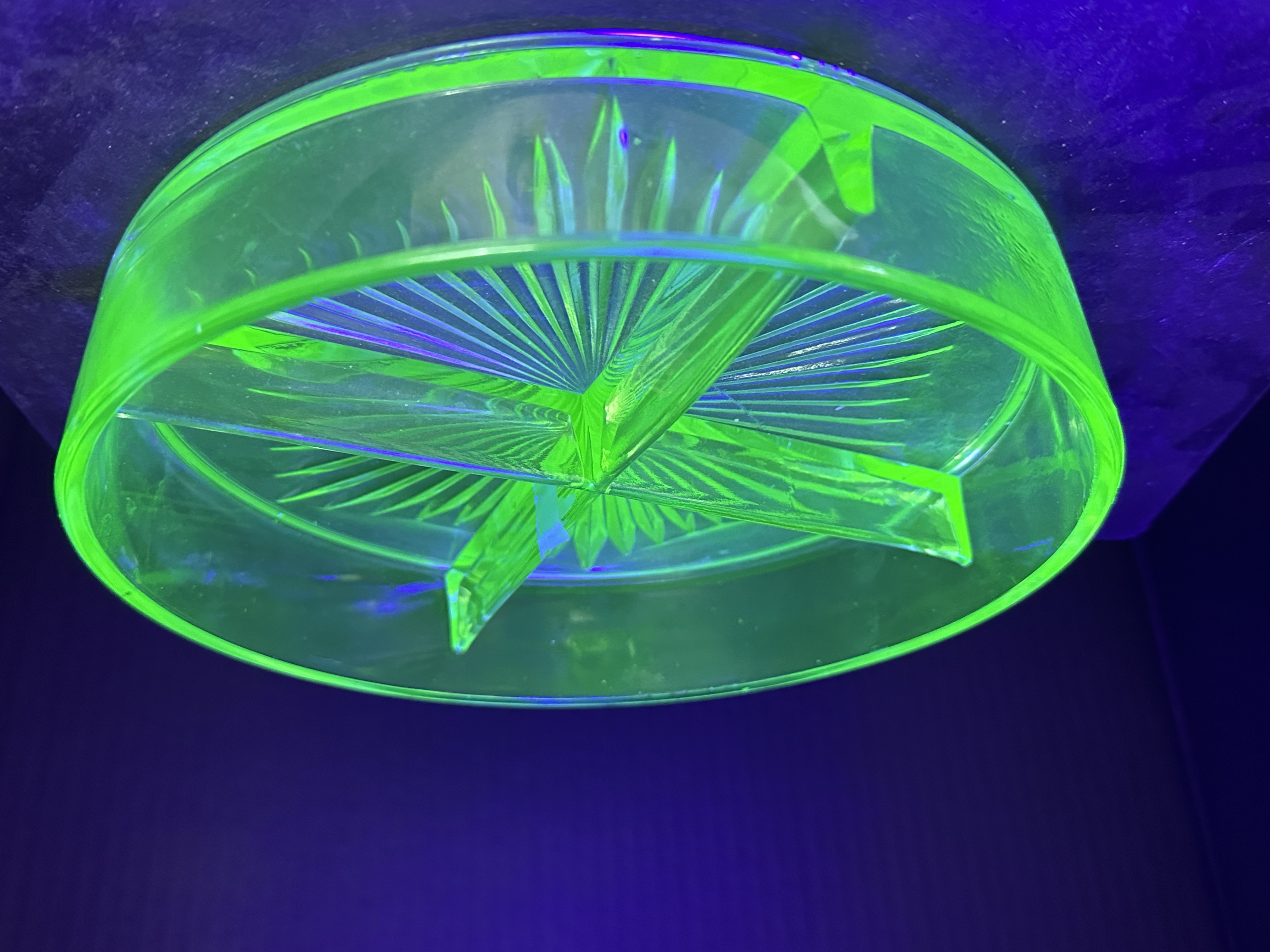GREEN URANIUM GLASS TABLEWARE, CIRCA 1930