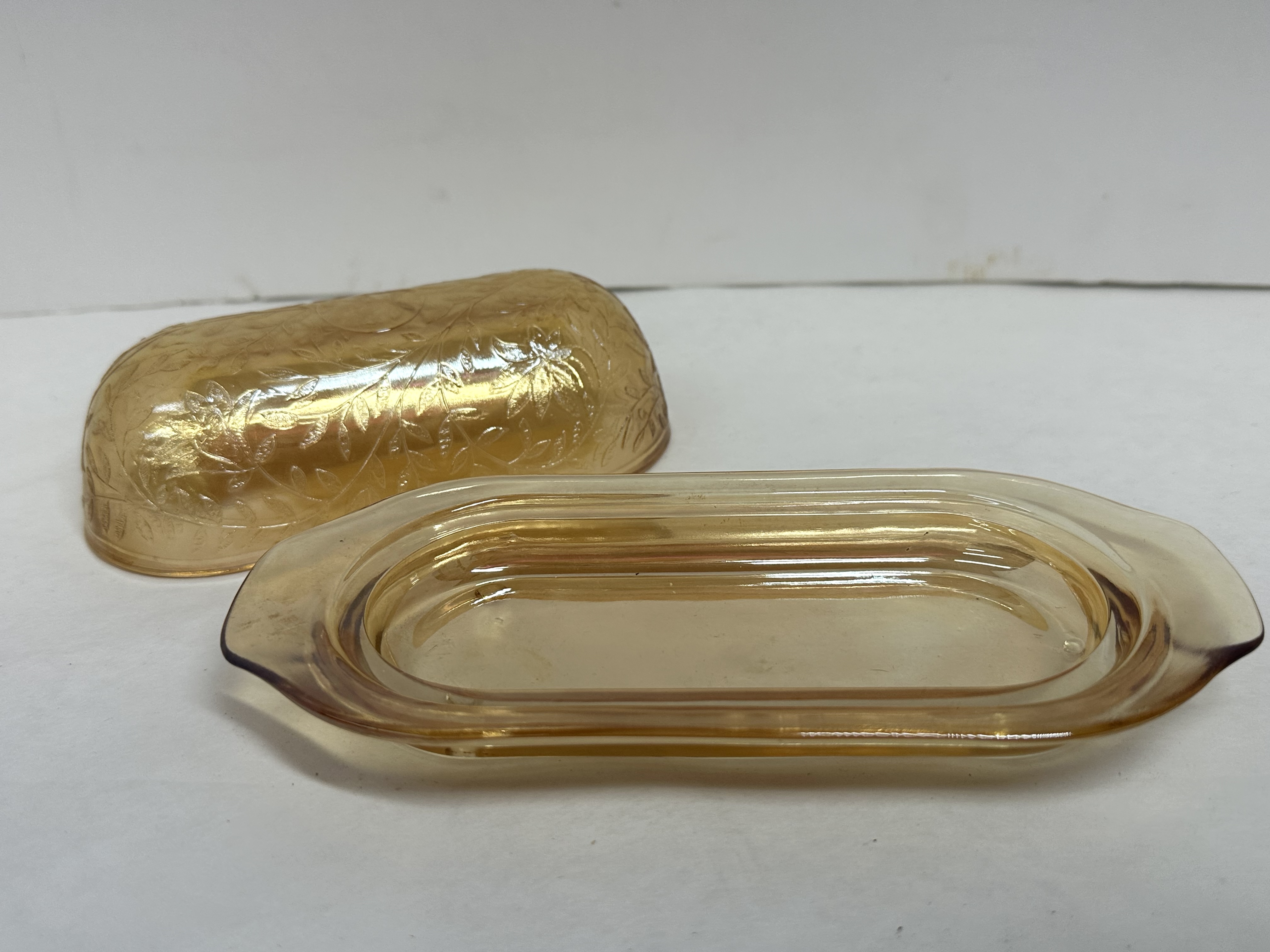JEANNETTE ATTRIBUTED GLASS BUTTER DISH, 1950S