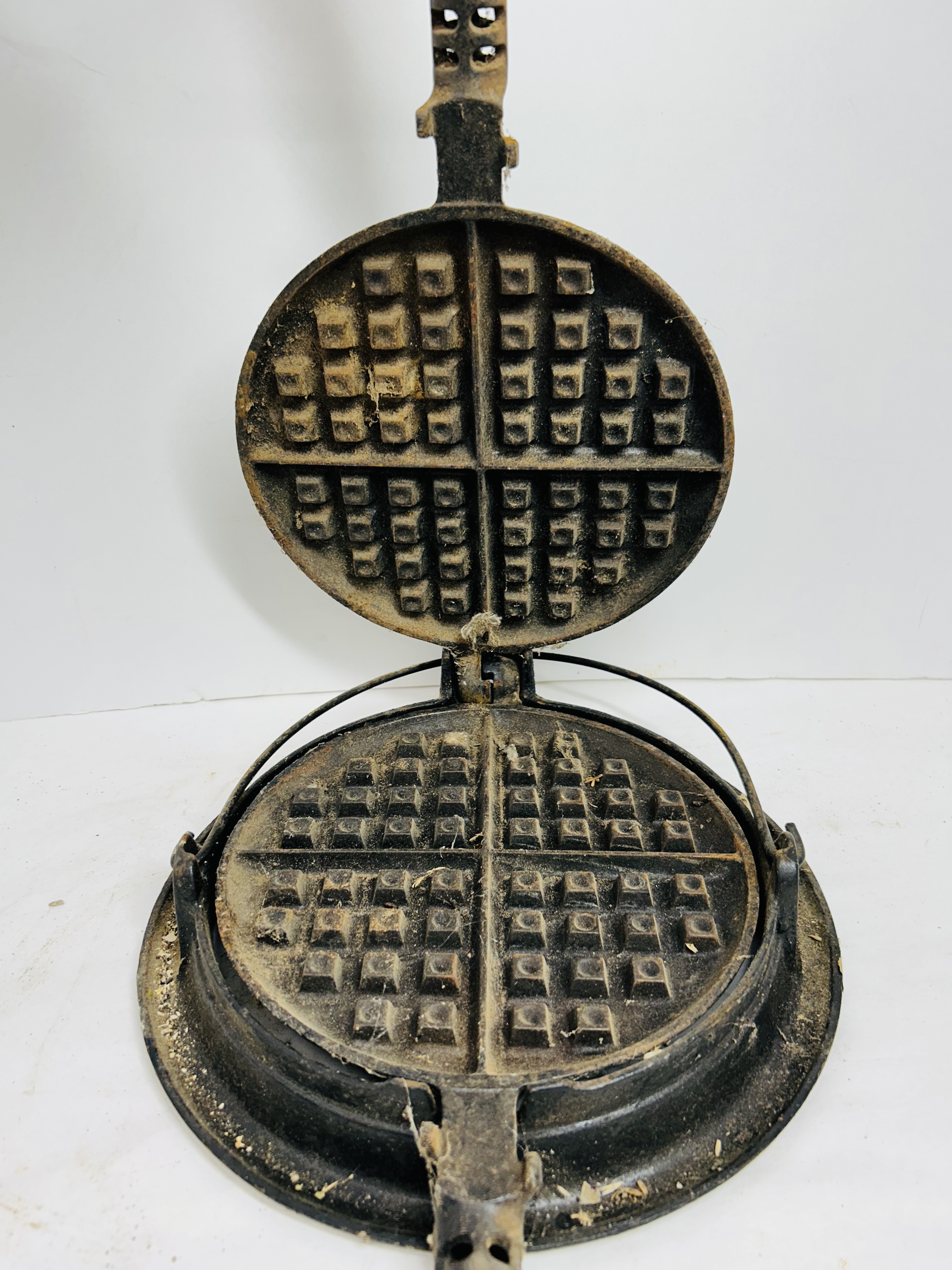 GRISWOLD CAST IRON WAFFLE IRON, 1908