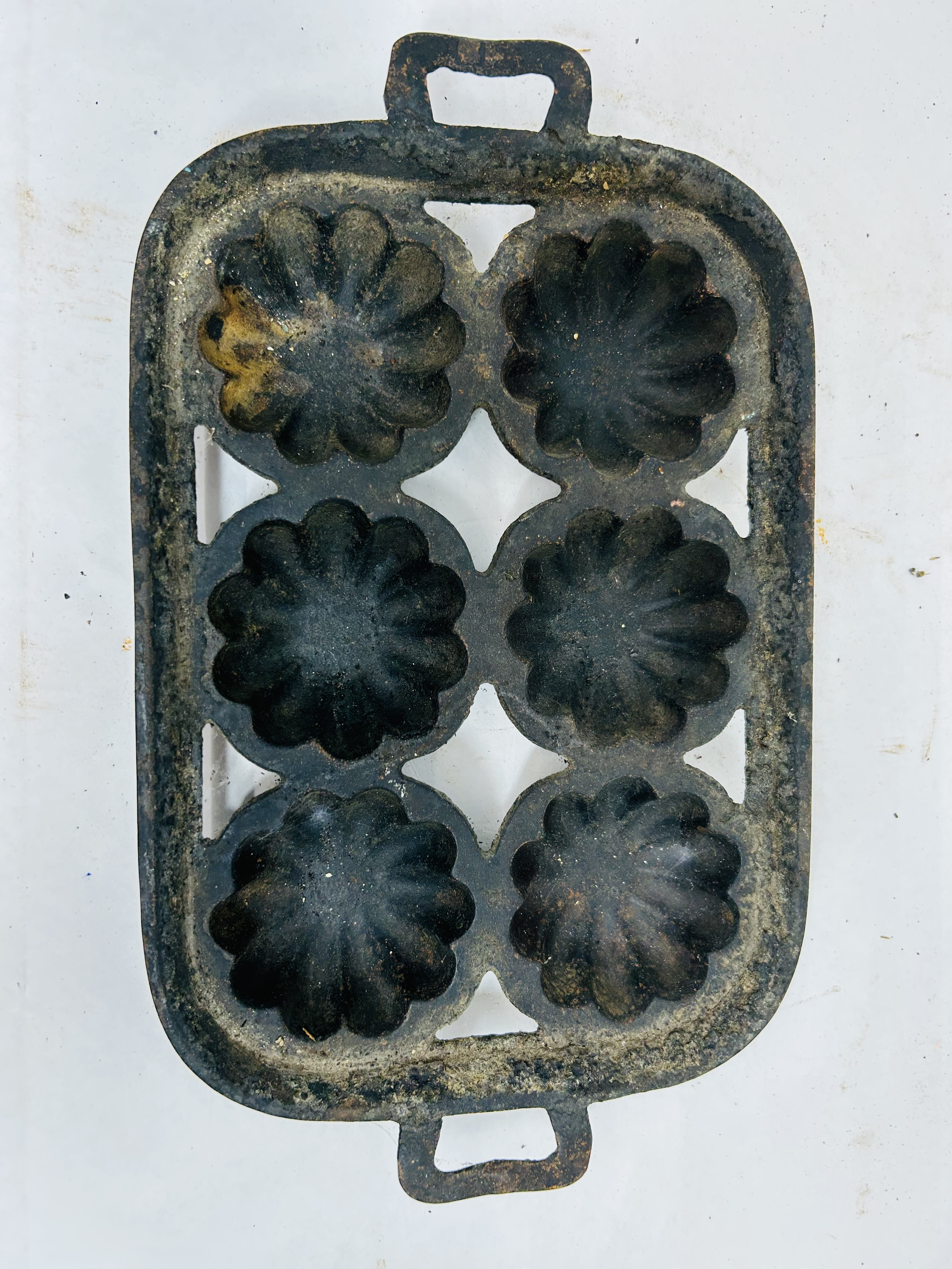 CAST IRON TURKS HEAD GEM PAN, CIRCA 1900