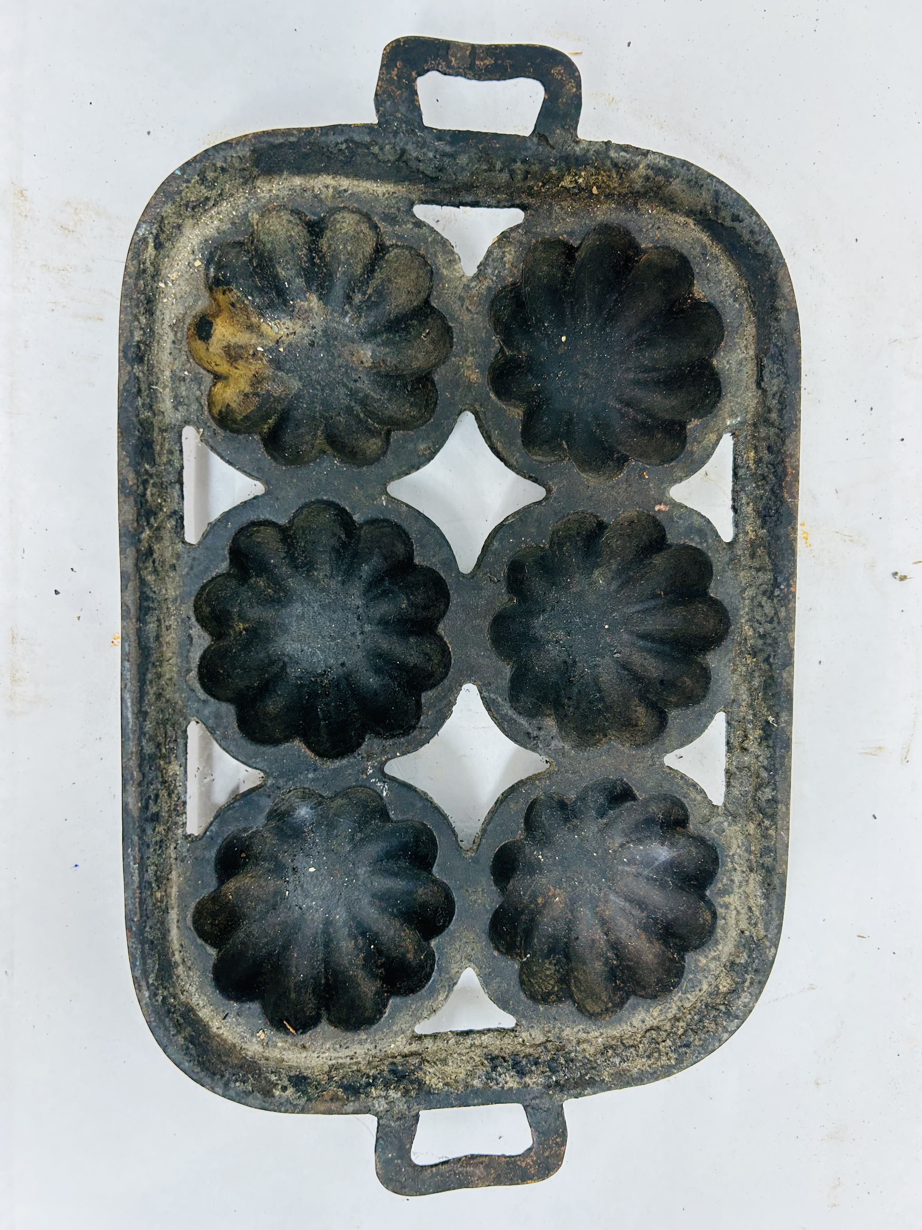 CAST IRON TURKS HEAD GEM PAN, CIRCA 1900