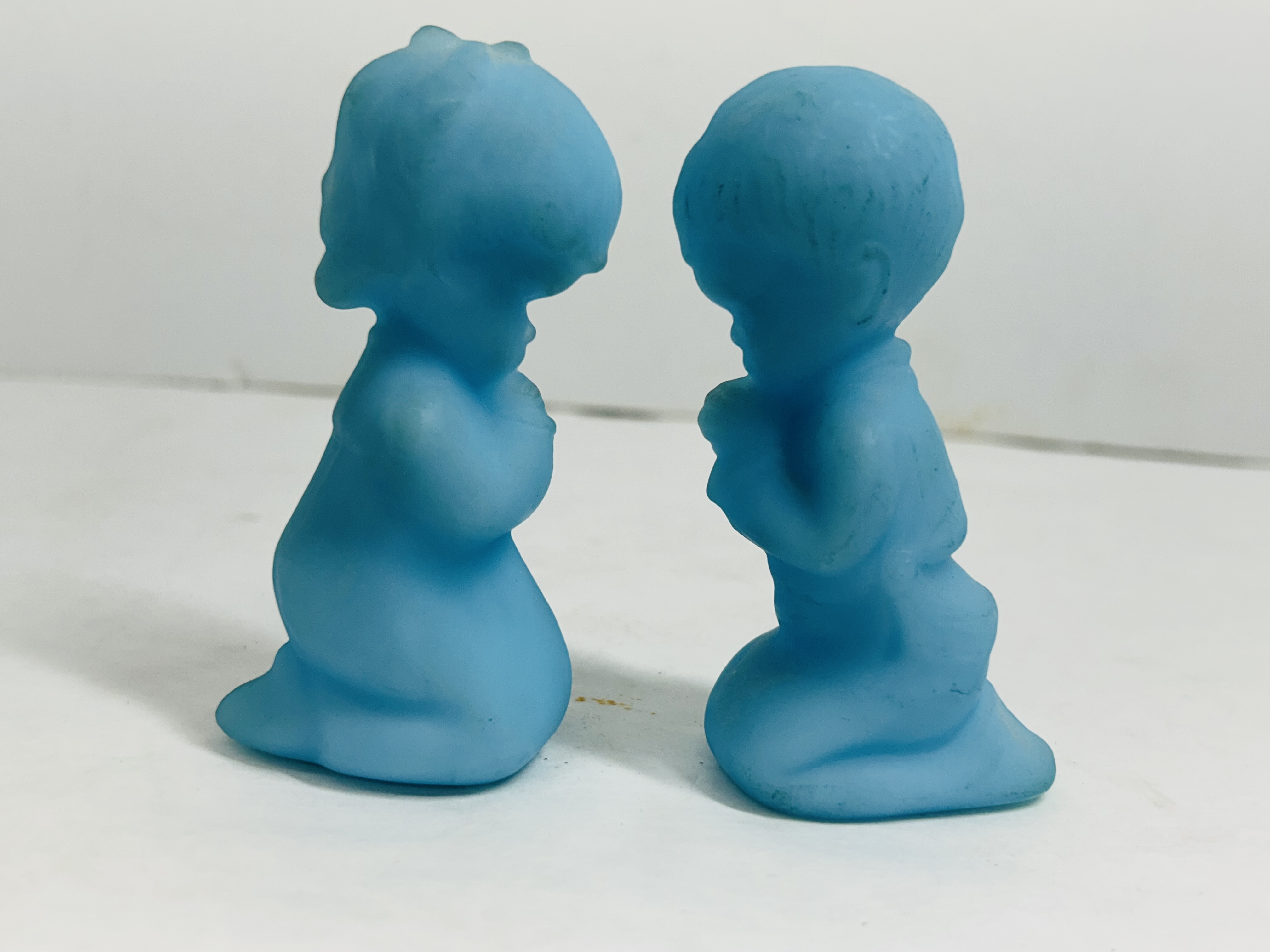 FENTON BLUE SATIN PRAYING CHILDREN, 1970S
