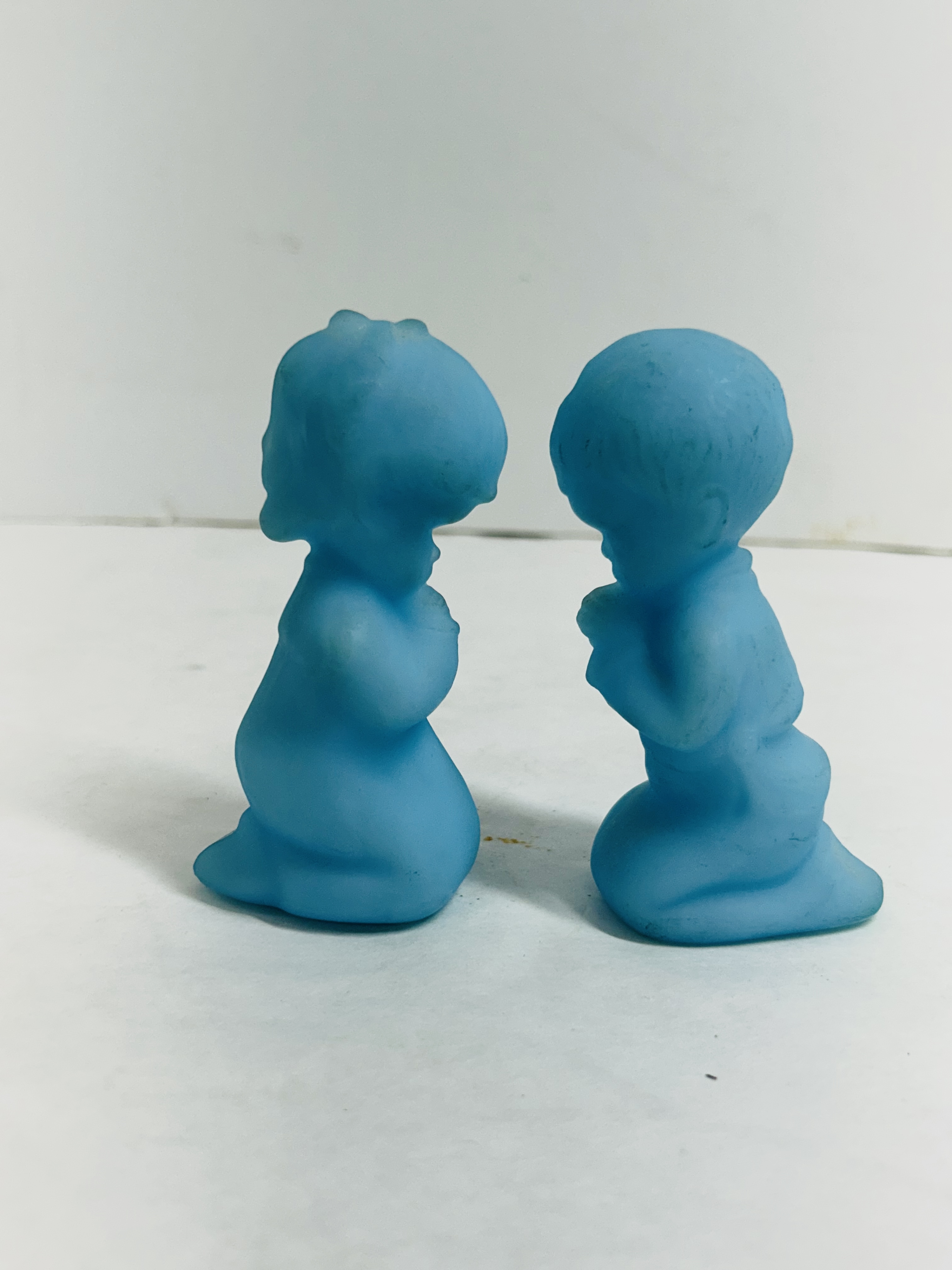 FENTON BLUE SATIN PRAYING CHILDREN, 1970S