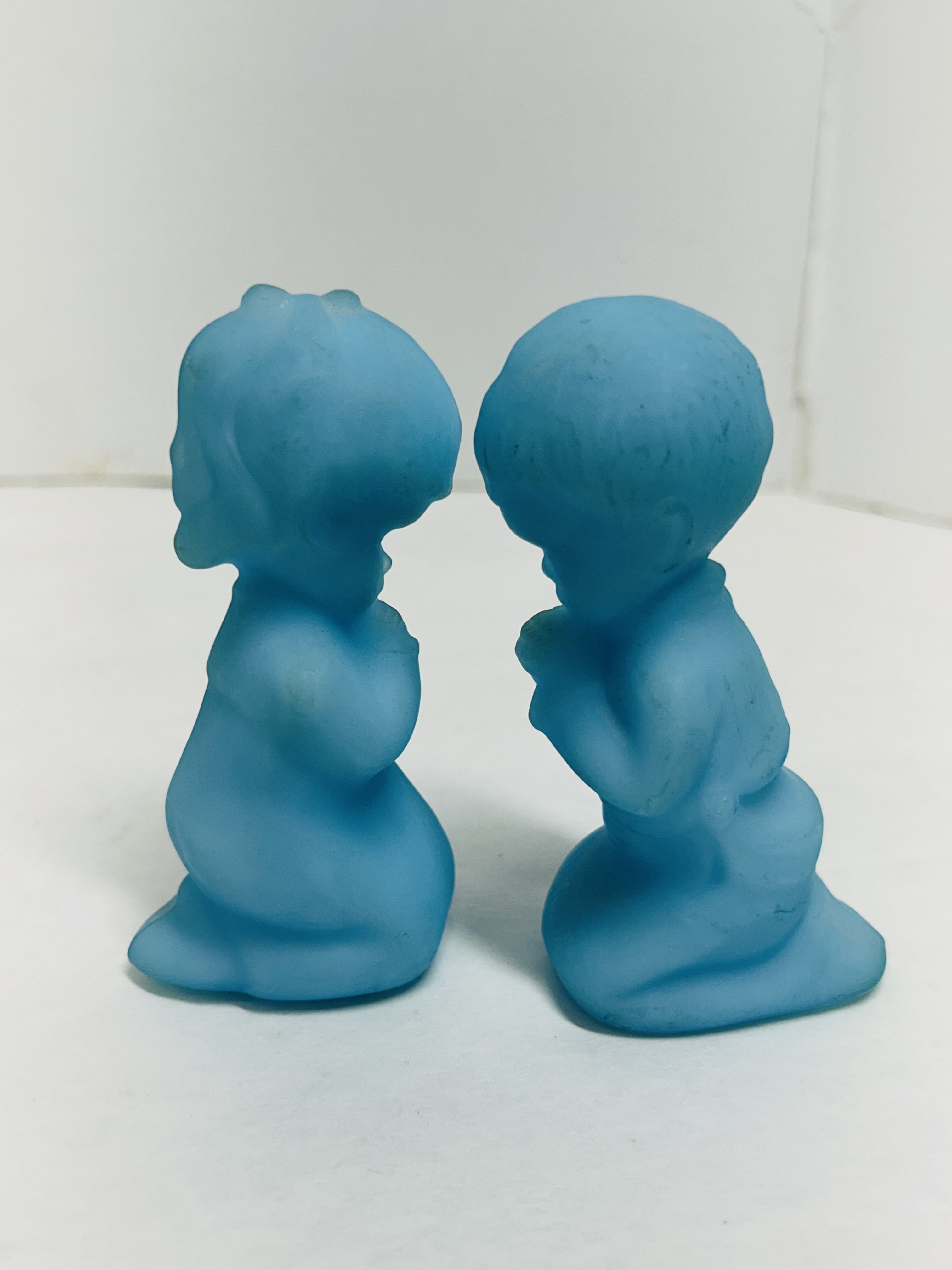 FENTON BLUE SATIN PRAYING CHILDREN, 1970S