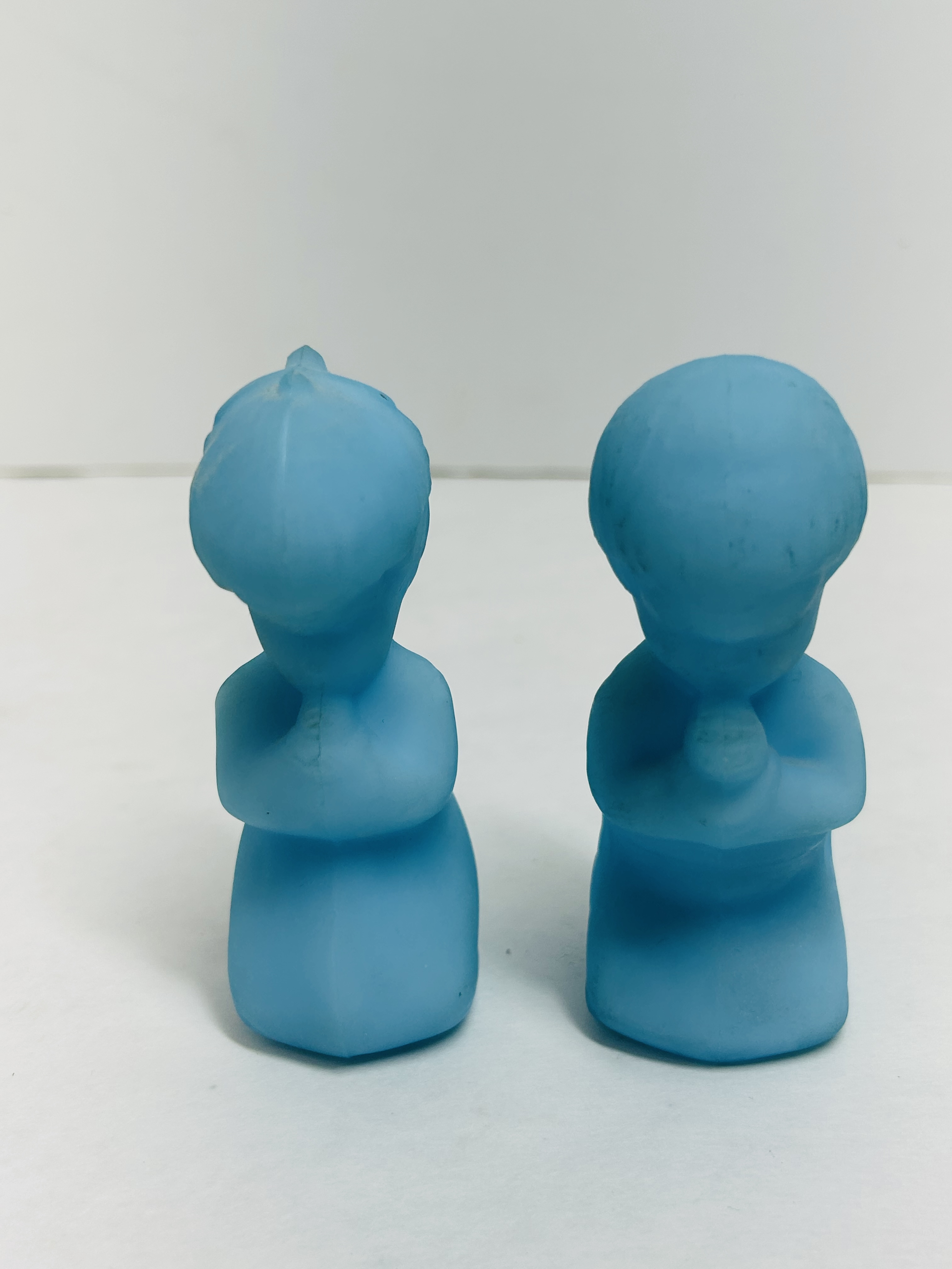 FENTON BLUE SATIN PRAYING CHILDREN, 1970S
