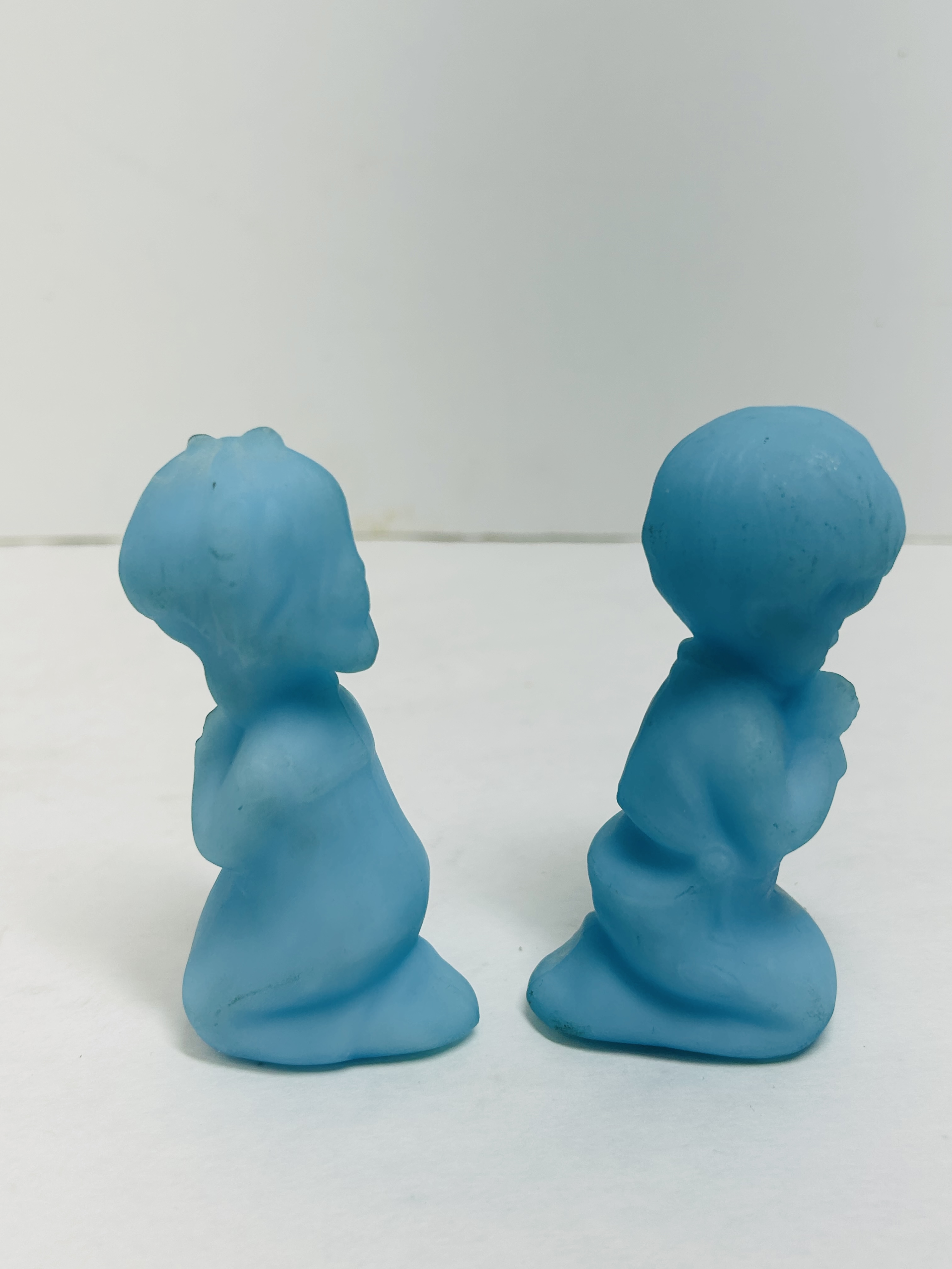 FENTON BLUE SATIN PRAYING CHILDREN, 1970S