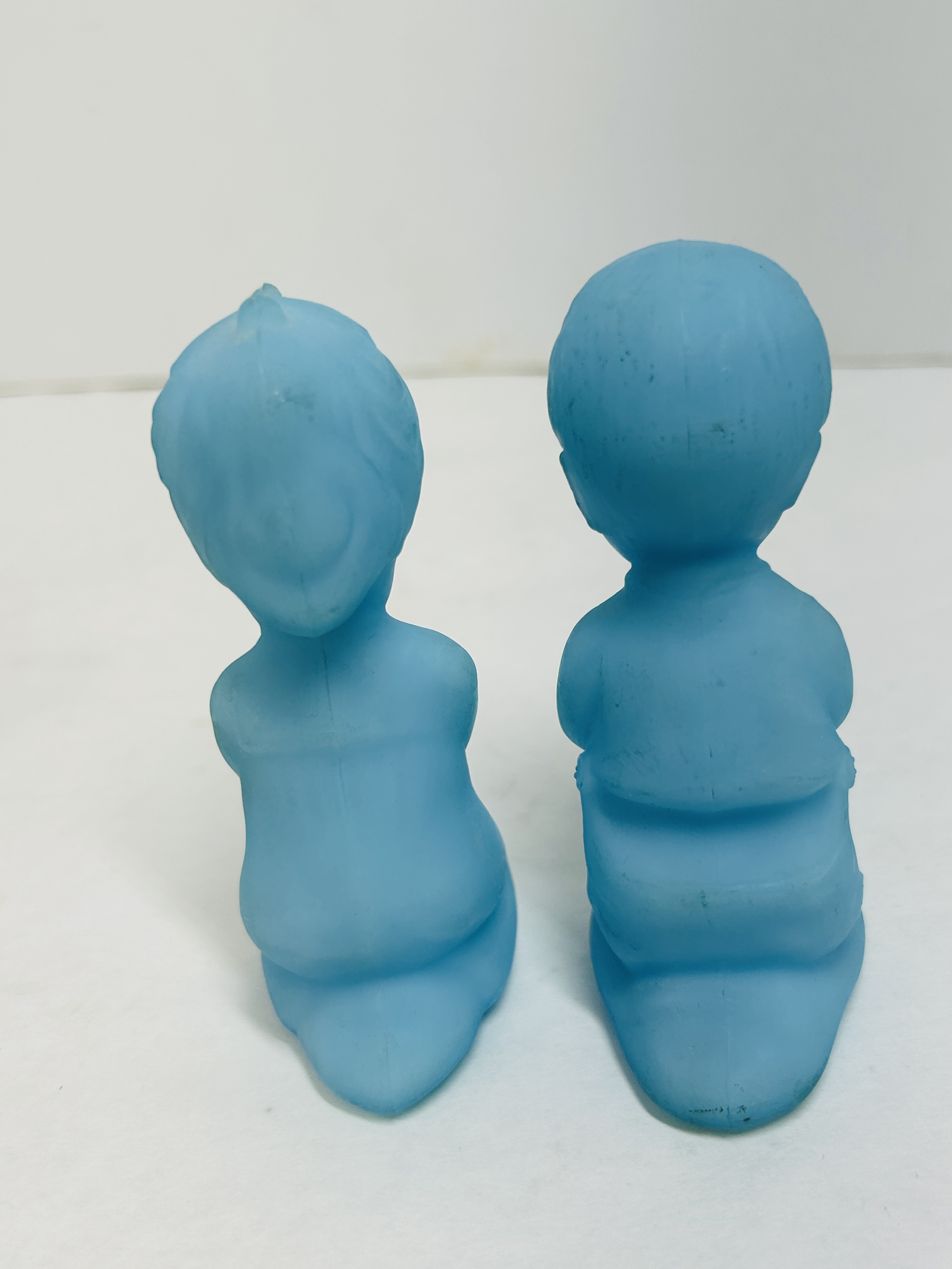 FENTON BLUE SATIN PRAYING CHILDREN, 1970S