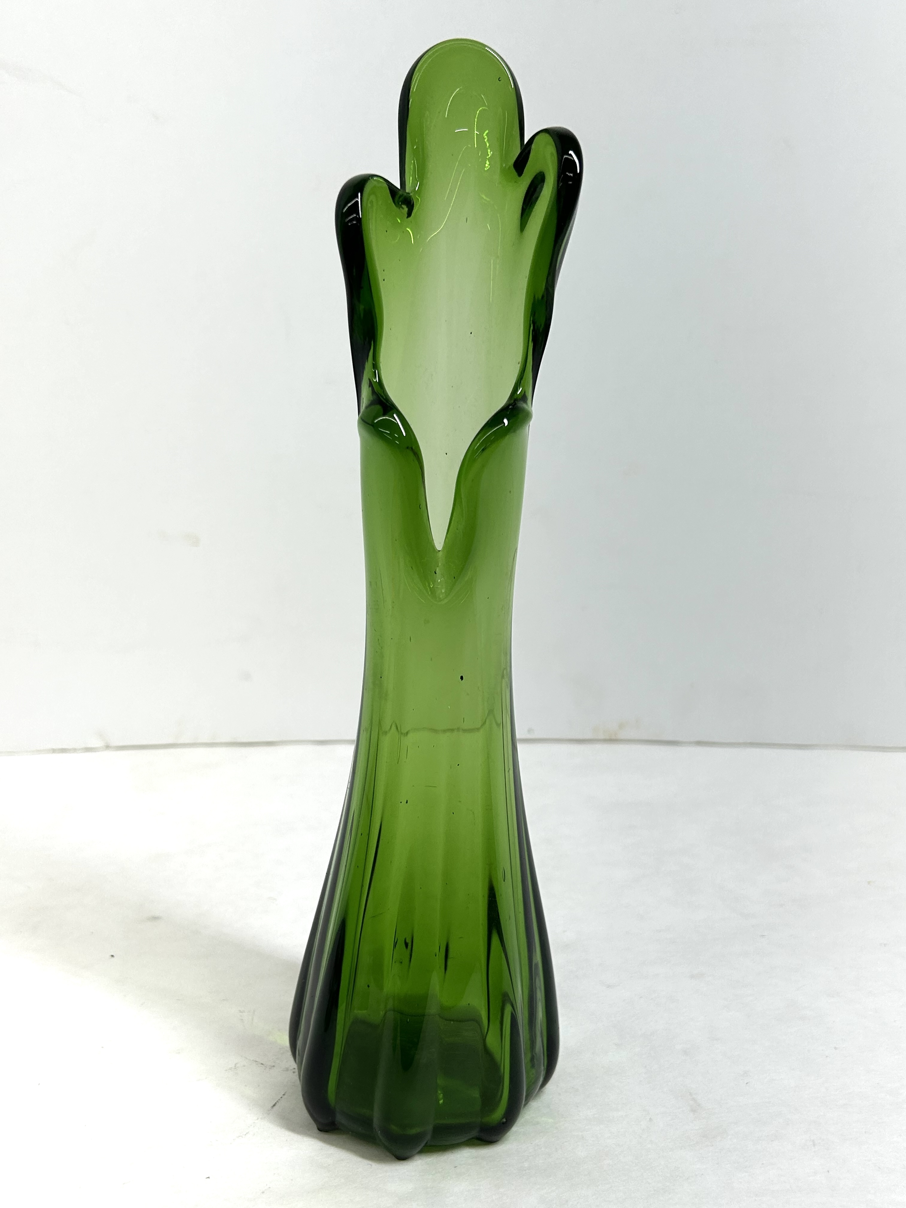 MID-CENTURY EMERALD SWUNG GLASS VASE