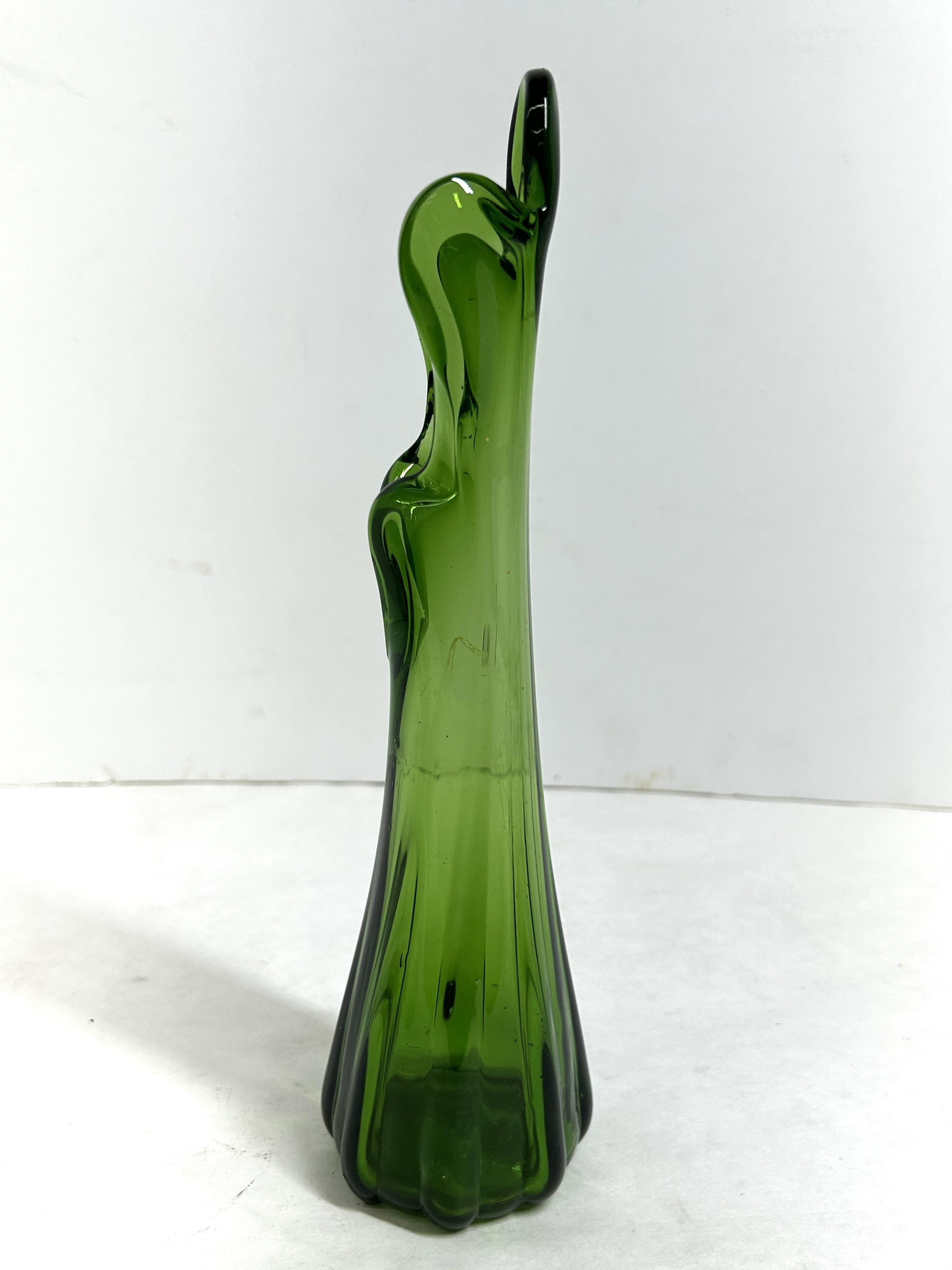 MID-CENTURY EMERALD SWUNG GLASS VASE