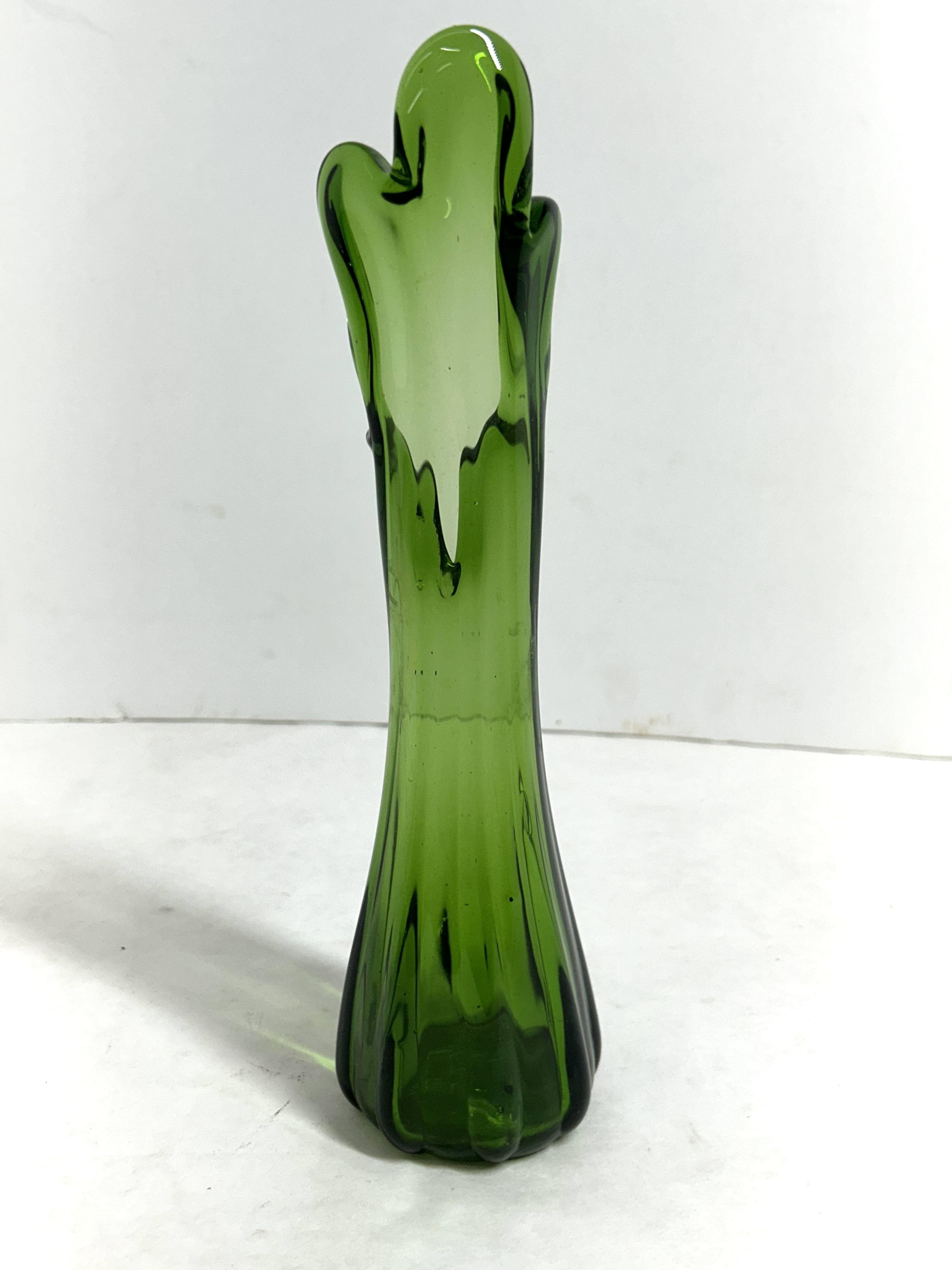 MID-CENTURY EMERALD SWUNG GLASS VASE