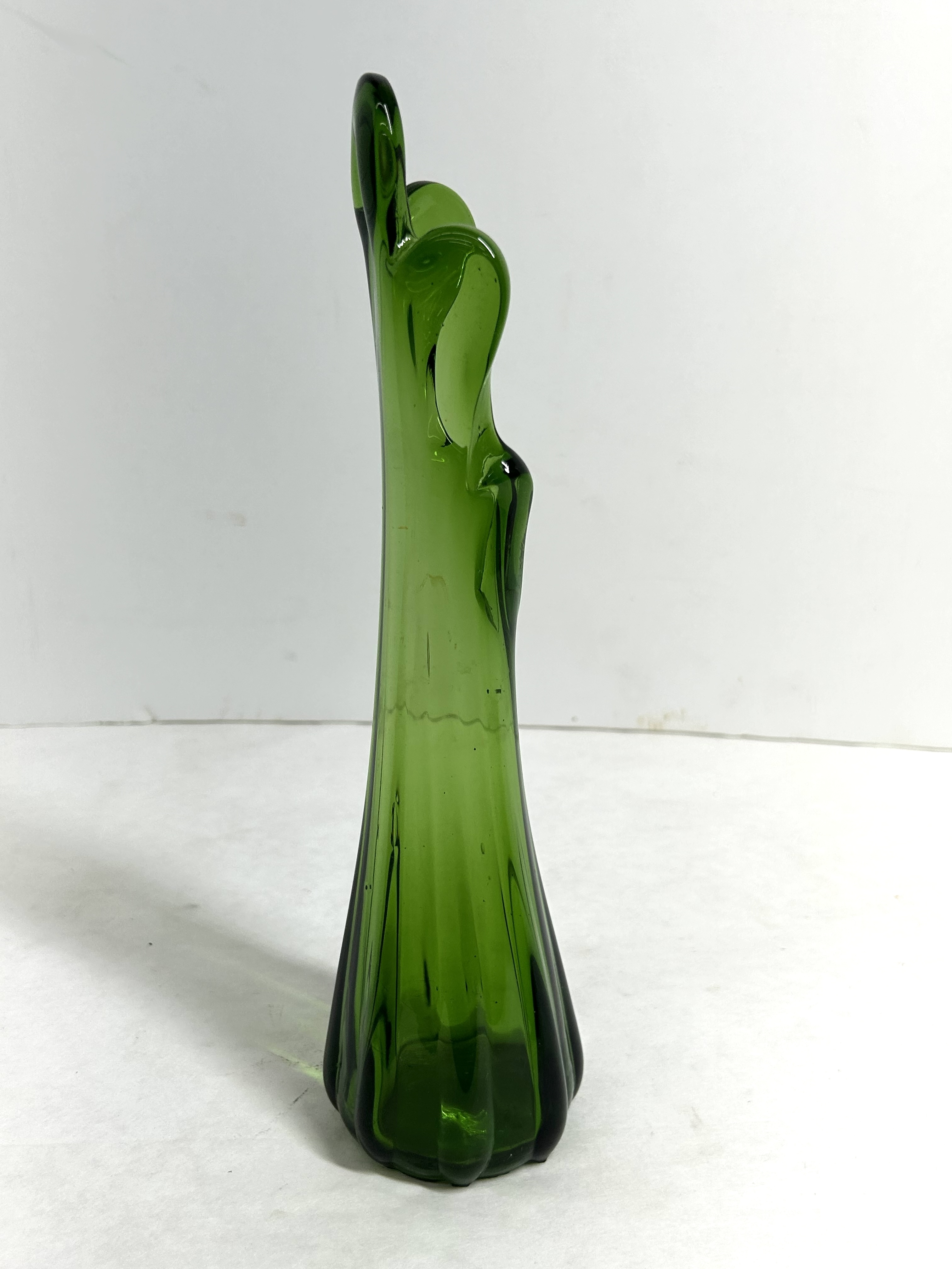 MID-CENTURY EMERALD SWUNG GLASS VASE