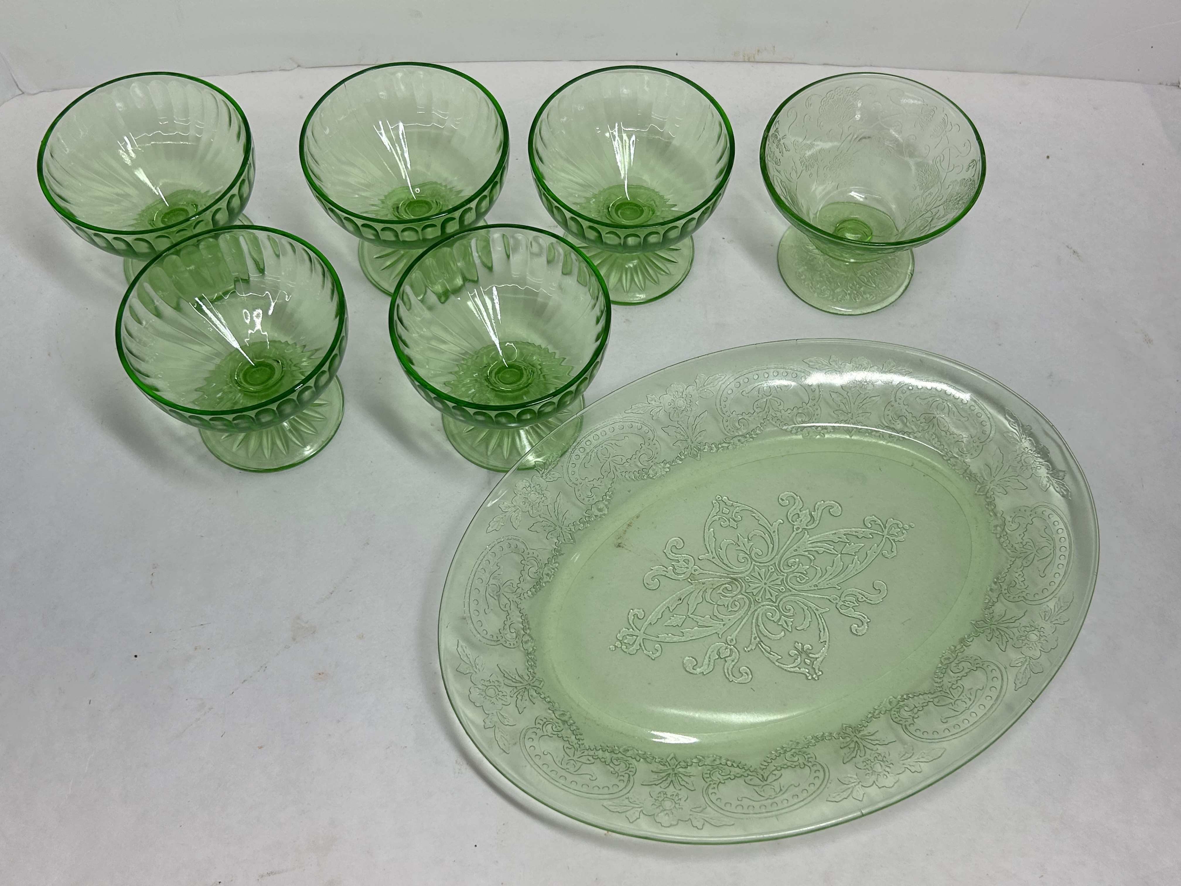 SEVEN-PIECE HAZEL-ATLAS URANIUM GLASS, 1930S
