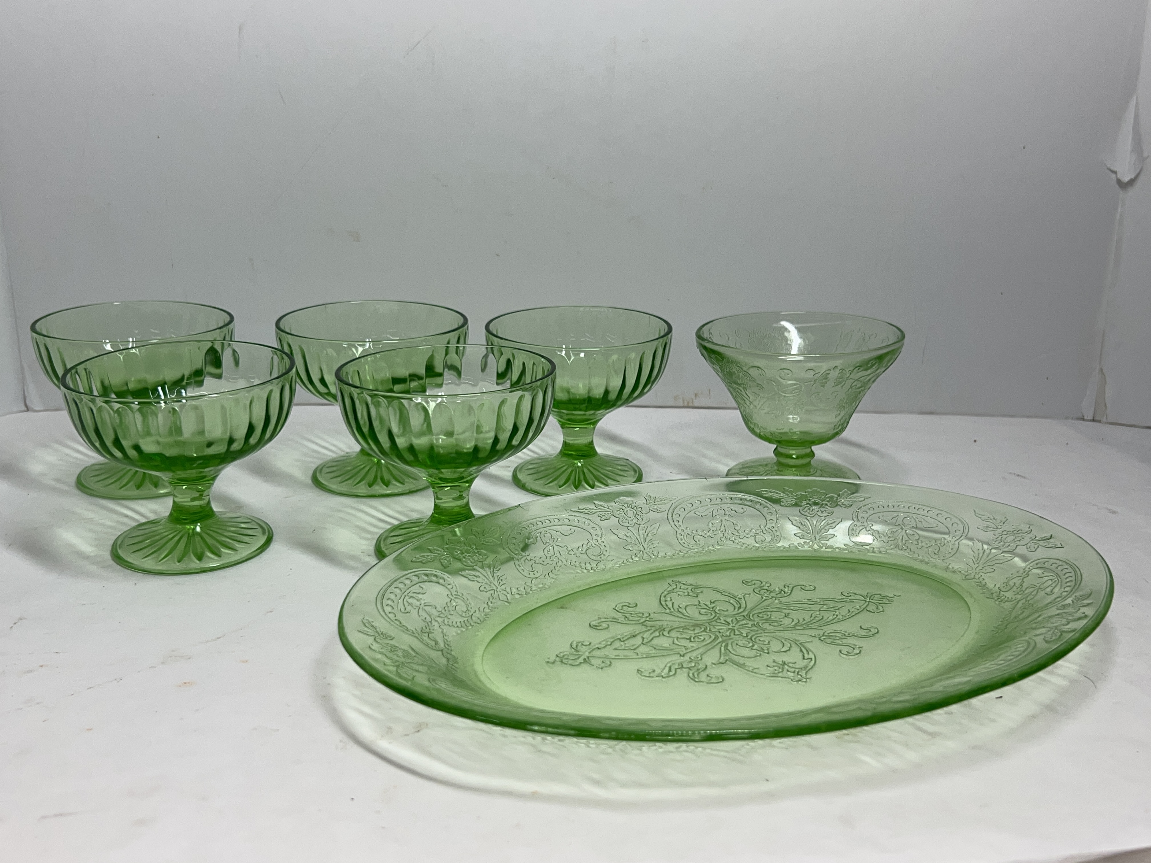 SEVEN-PIECE HAZEL-ATLAS URANIUM GLASS, 1930S