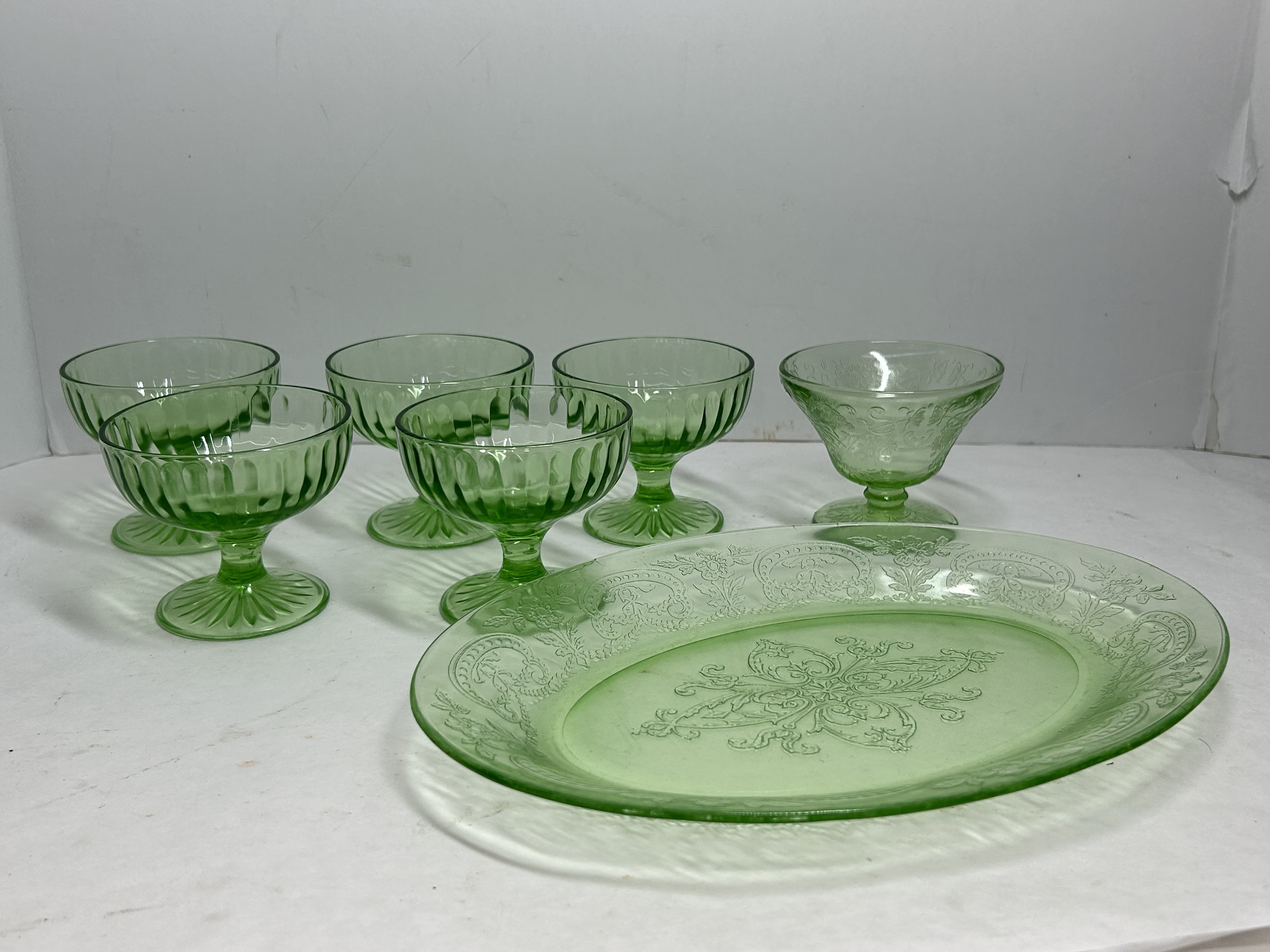SEVEN-PIECE HAZEL-ATLAS URANIUM GLASS, 1930S