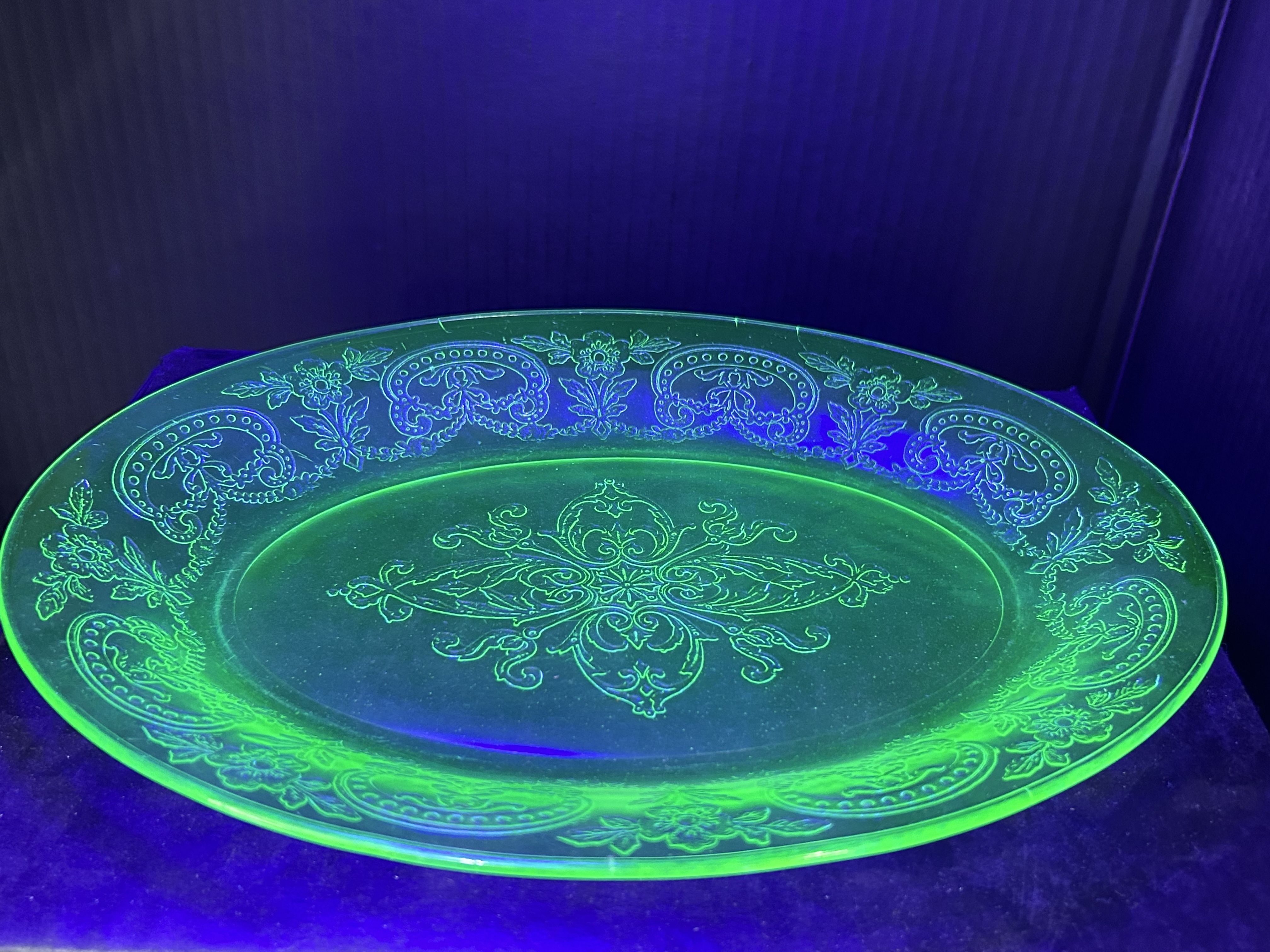 SEVEN-PIECE HAZEL-ATLAS URANIUM GLASS, 1930S