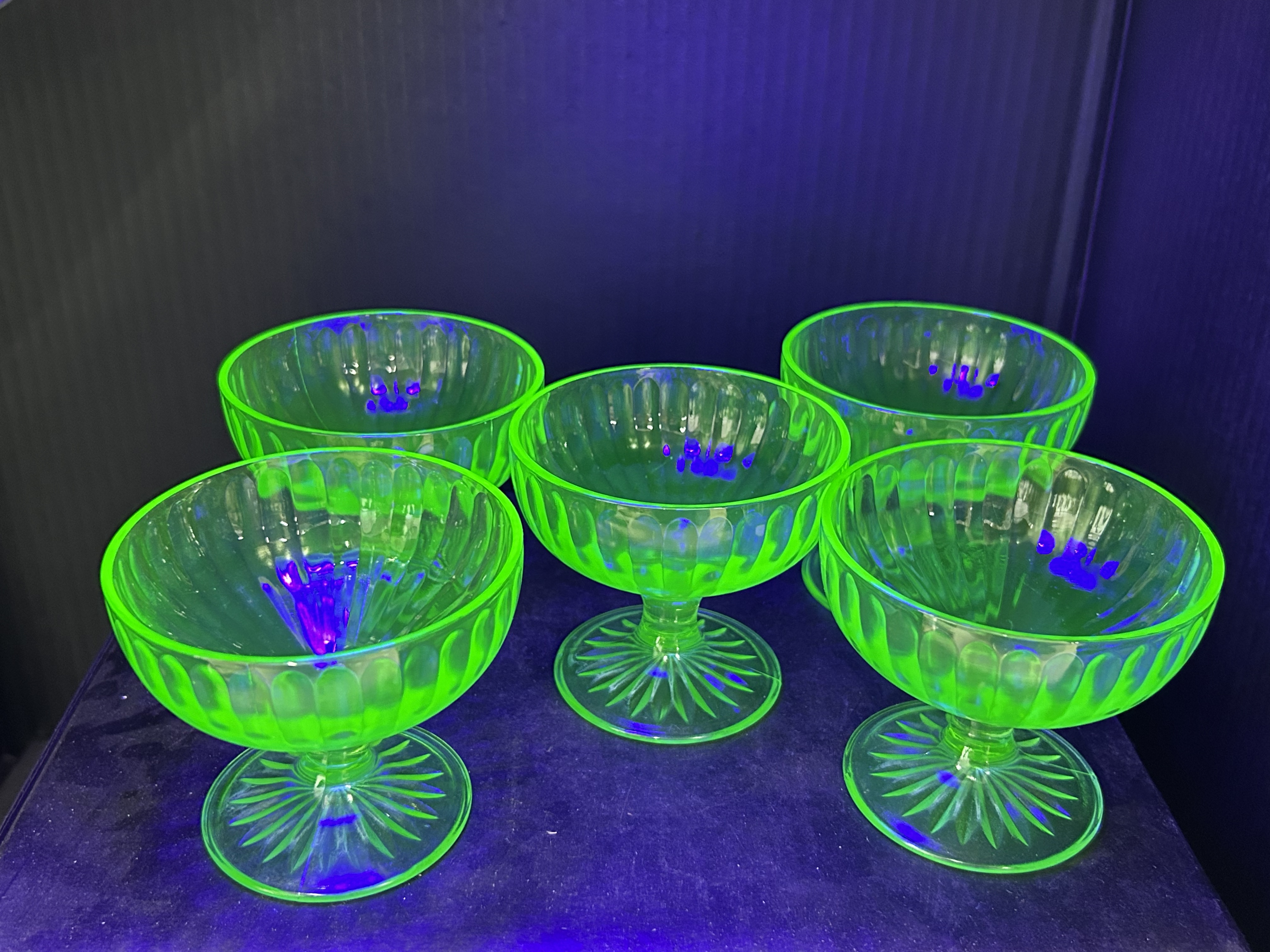 SEVEN-PIECE HAZEL-ATLAS URANIUM GLASS, 1930S