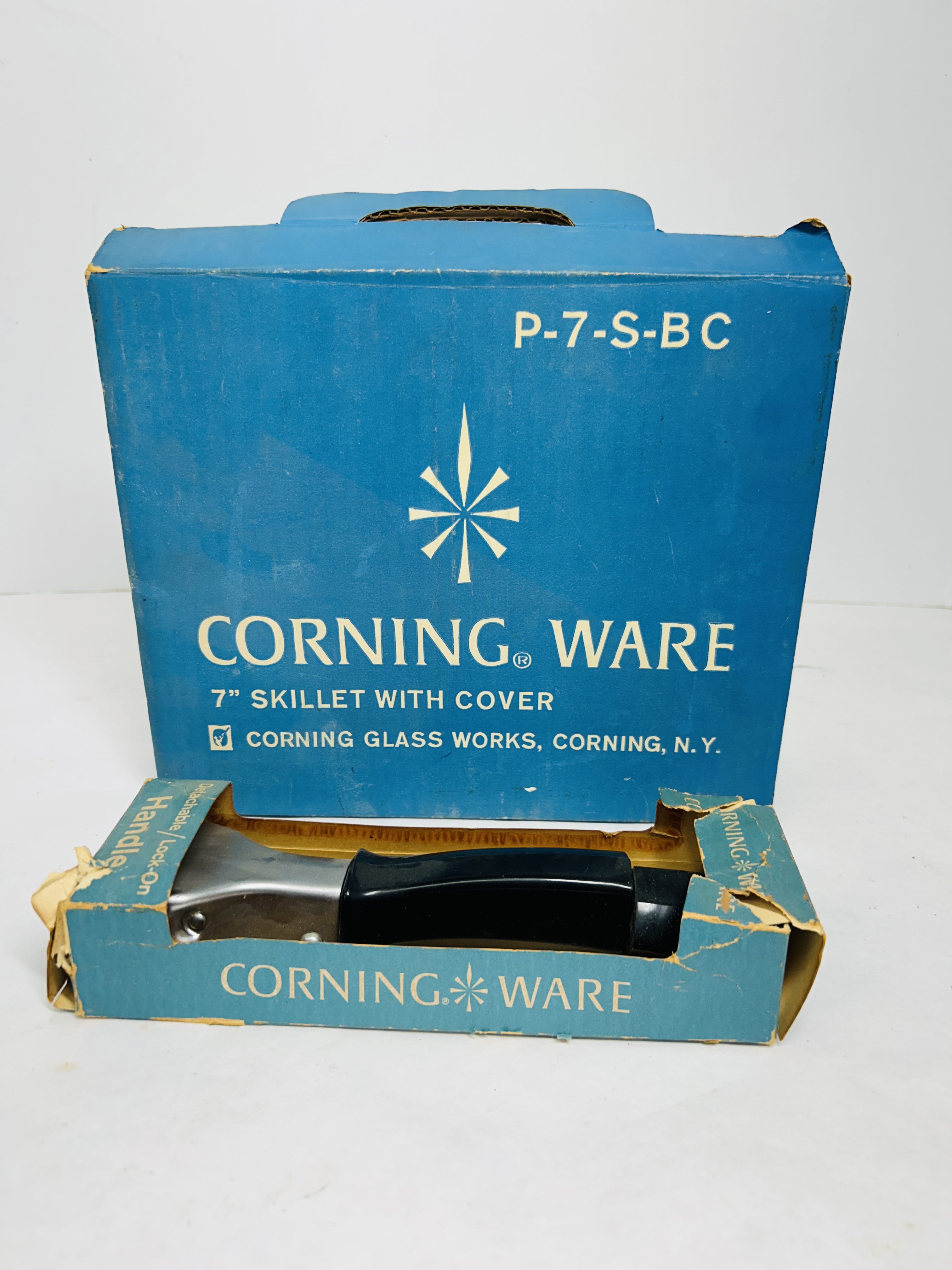 CORNING WARE PYROCERAM SKILLET, CIRCA 1960S