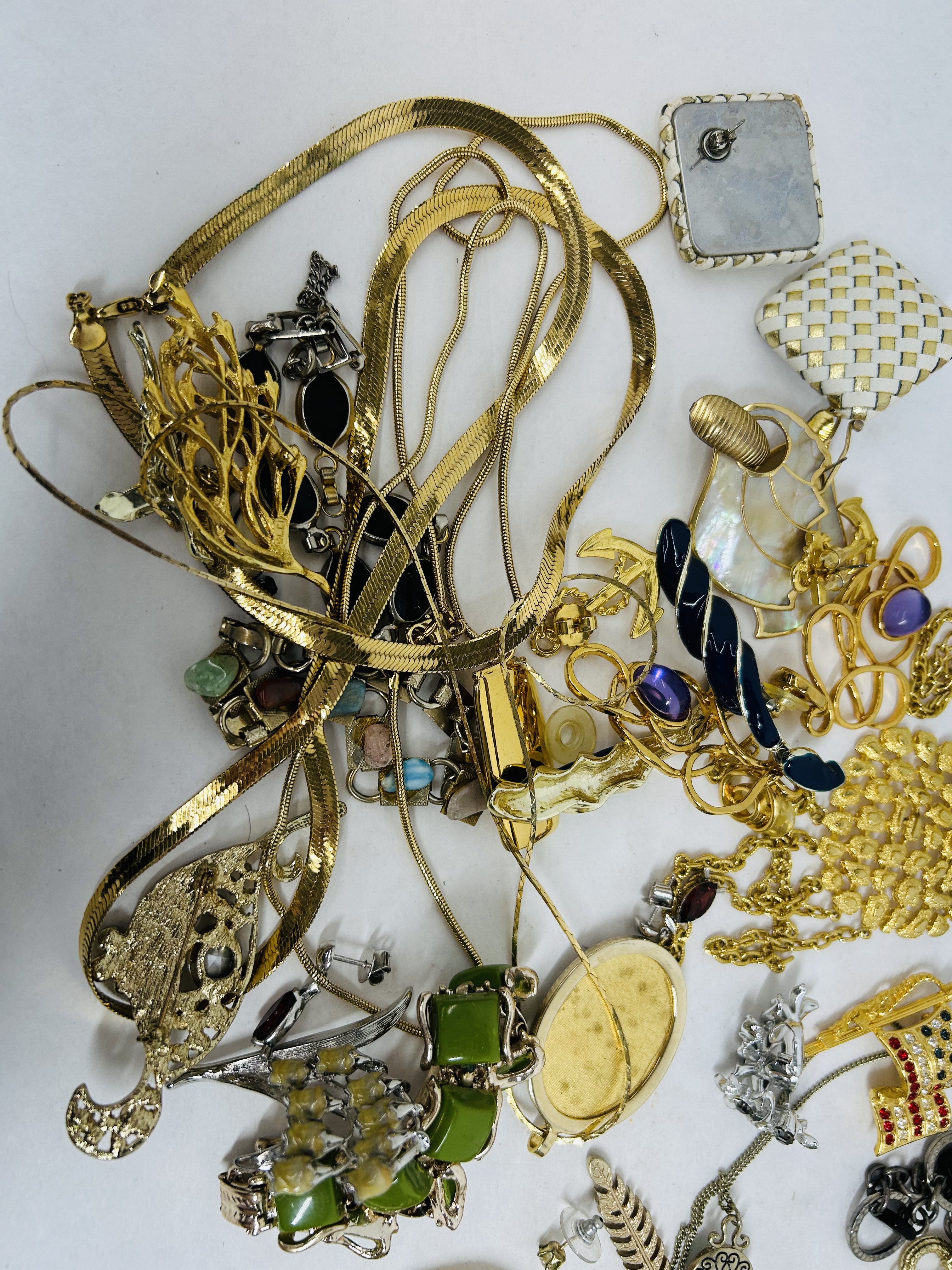 HEIDI DAUS ASSORTED COSTUME JEWELRY