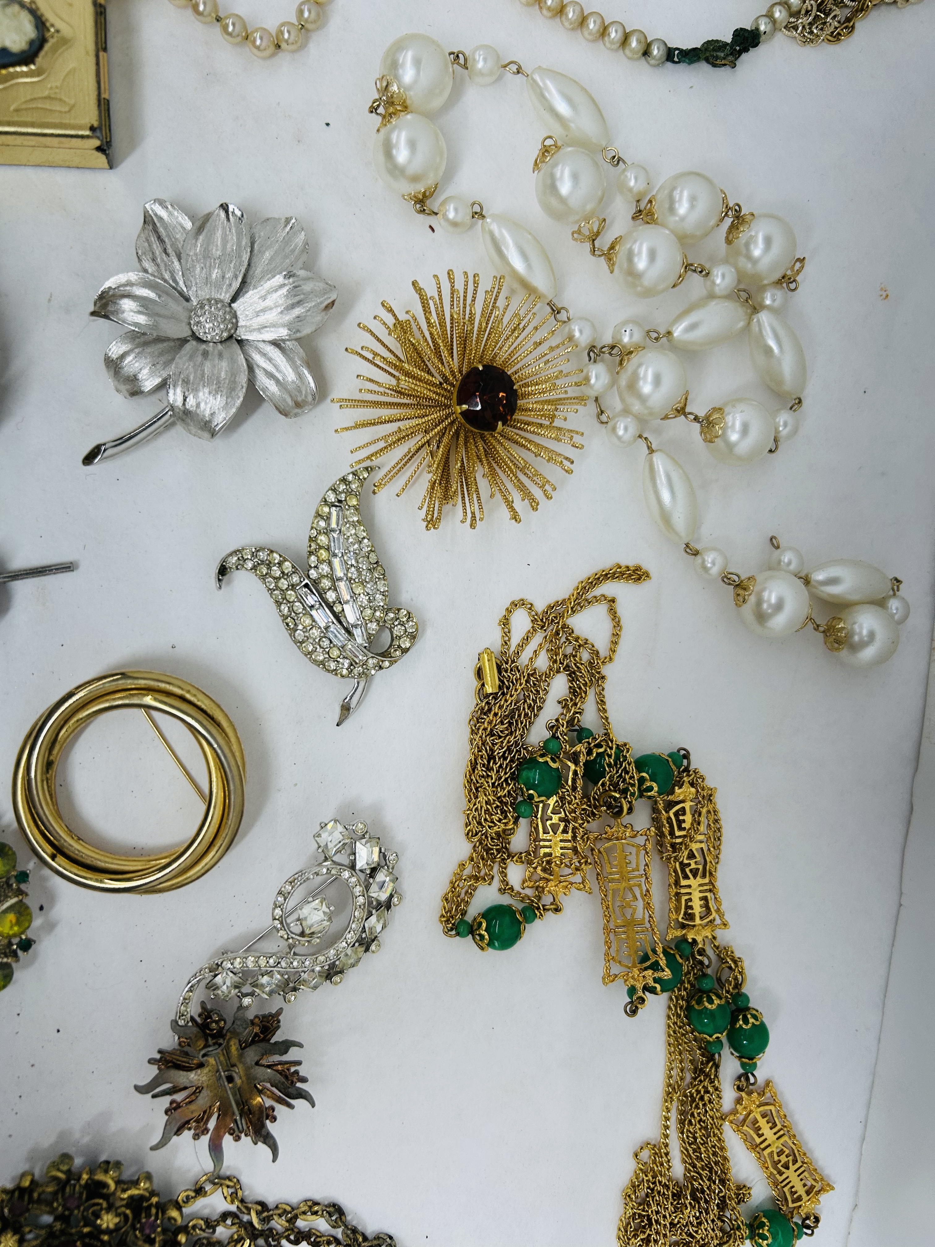VARIOUS, VINTAGE COSTUME JEWELRY, 1950-1980
