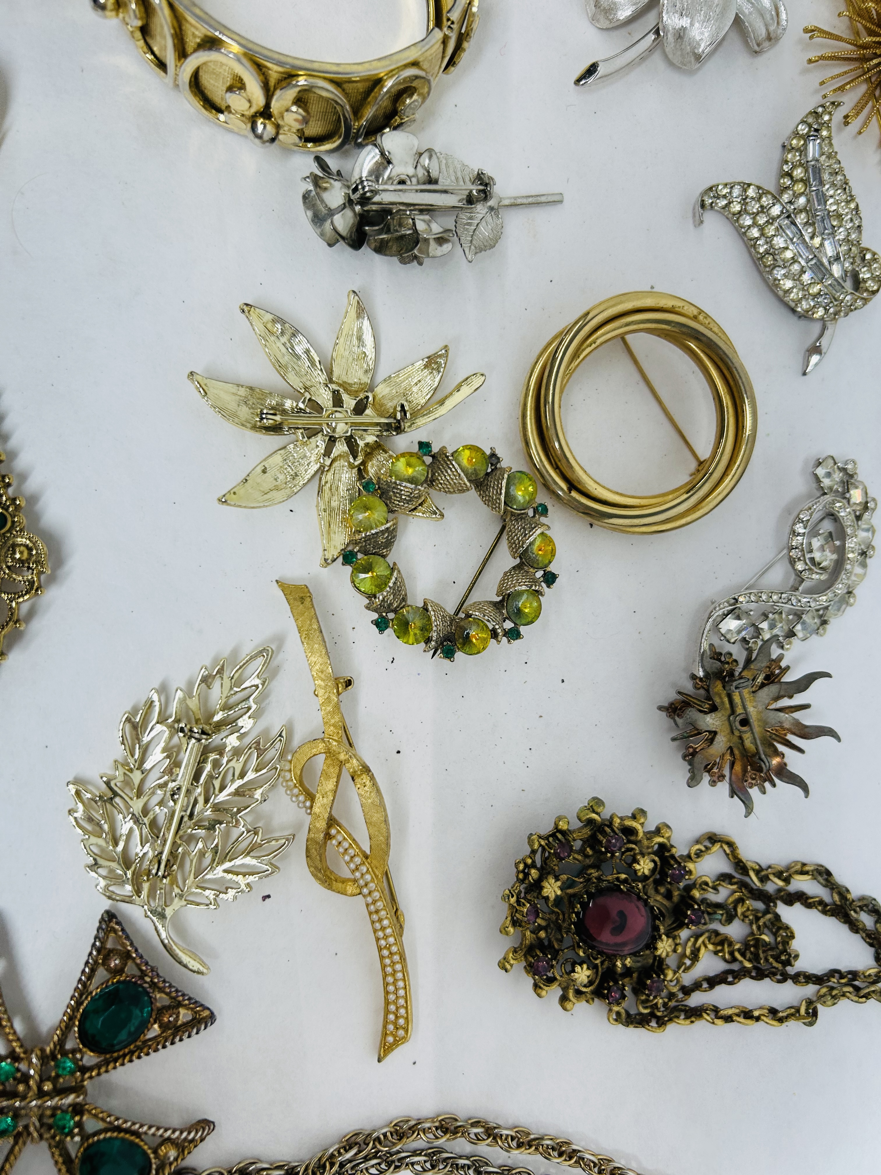VARIOUS, VINTAGE COSTUME JEWELRY, 1950-1980