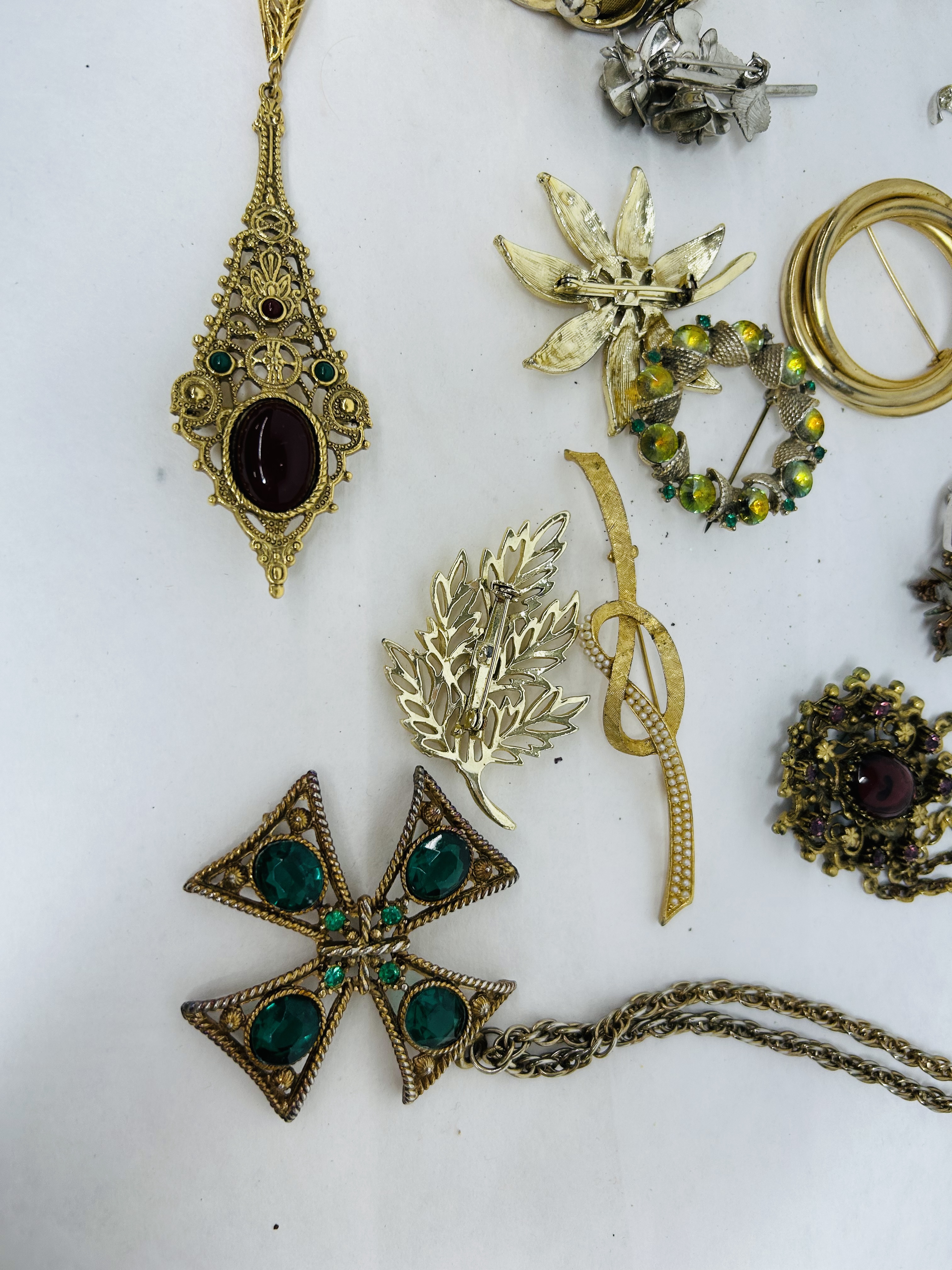 VARIOUS, VINTAGE COSTUME JEWELRY, 1950-1980